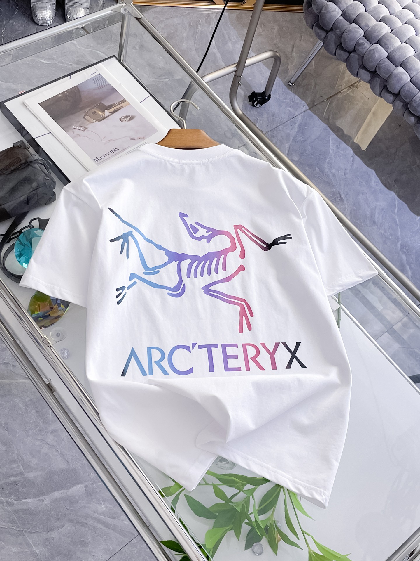 Arc'teryx 一比一男士白色短袖T恤 彩色漸層鳥標字母Logo清爽休閒上衣| 14 Arc'teryx 一比一男士白色短袖T恤 彩色漸層鳥標字母Logo清爽休閒上衣