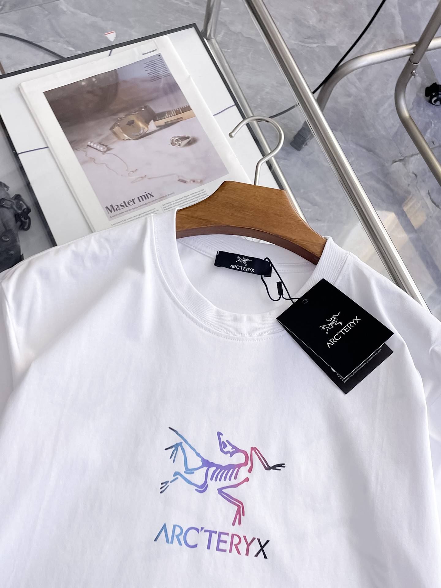 Arc'teryx 一比一男士白色短袖T恤 彩色漸層鳥標字母Logo清爽休閒上衣| 13 Arc'teryx 一比一男士白色短袖T恤 彩色漸層鳥標字母Logo清爽休閒上衣