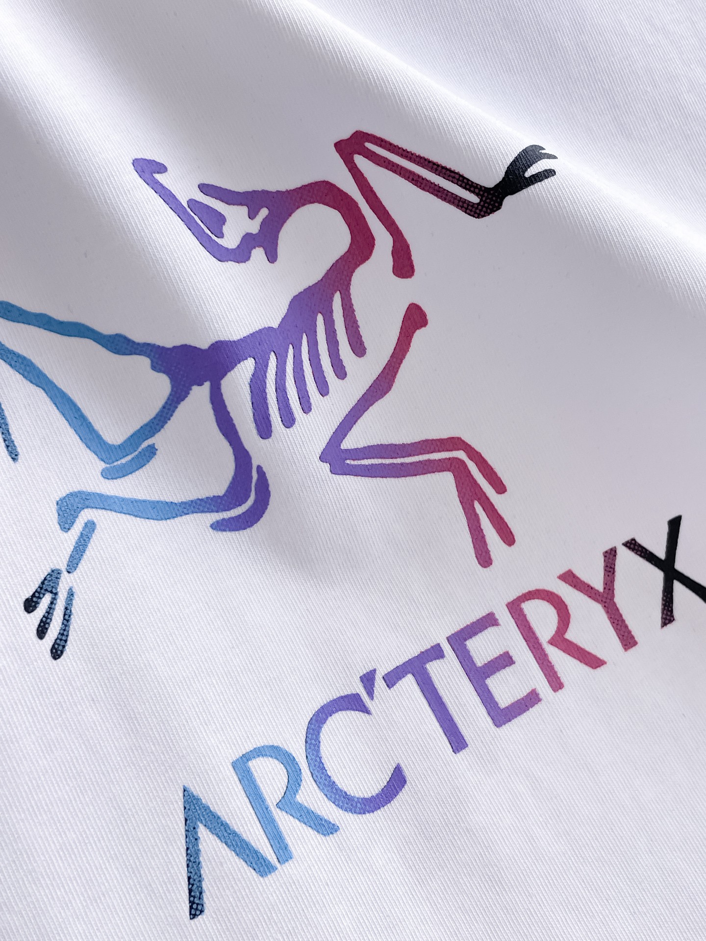 Arc'teryx 一比一男士白色短袖T恤 彩色漸層鳥標字母Logo清爽休閒上衣| 11 Arc'teryx 一比一男士白色短袖T恤 彩色漸層鳥標字母Logo清爽休閒上衣