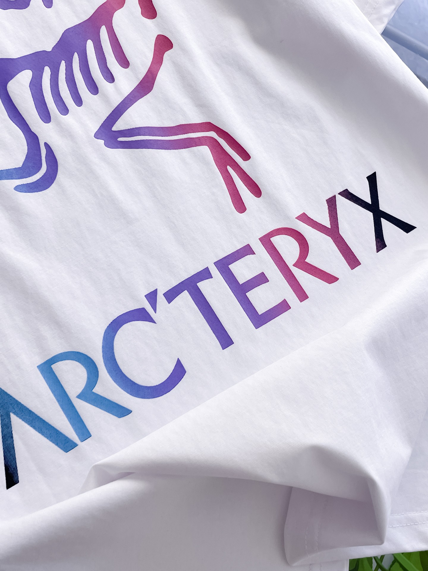 Arc'teryx 一比一男士白色短袖T恤 彩色漸層鳥標字母Logo清爽休閒上衣| 10 Arc'teryx 一比一男士白色短袖T恤 彩色漸層鳥標字母Logo清爽休閒上衣