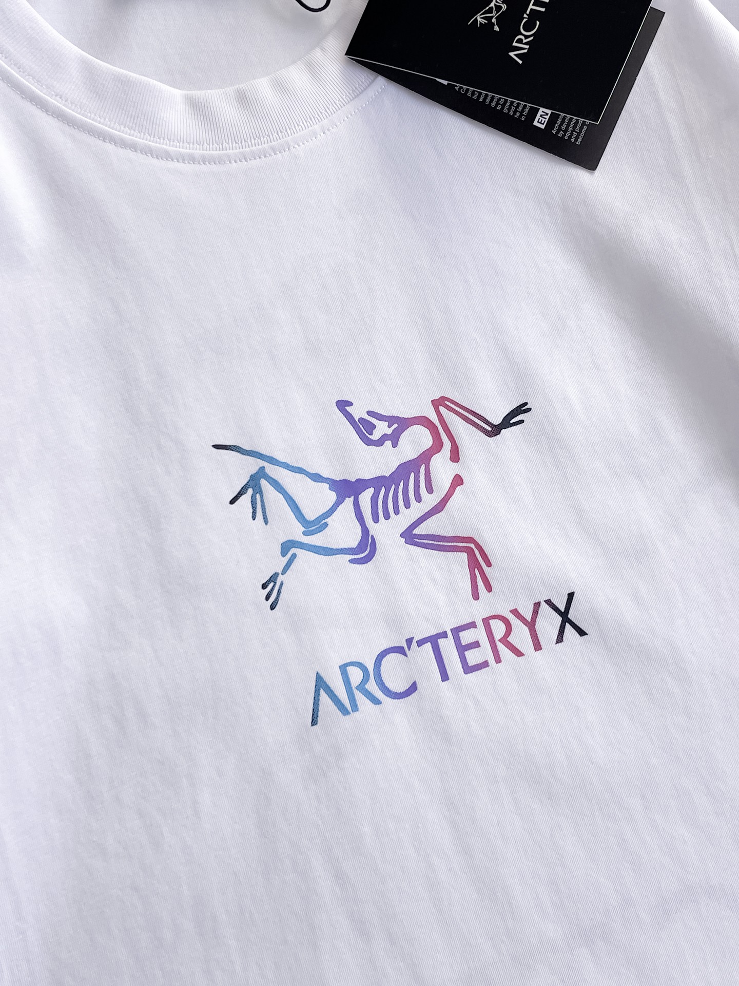 Arc'teryx 一比一男士白色短袖T恤 彩色漸層鳥標字母Logo清爽休閒上衣| 9 Arc'teryx 一比一男士白色短袖T恤 彩色漸層鳥標字母Logo清爽休閒上衣