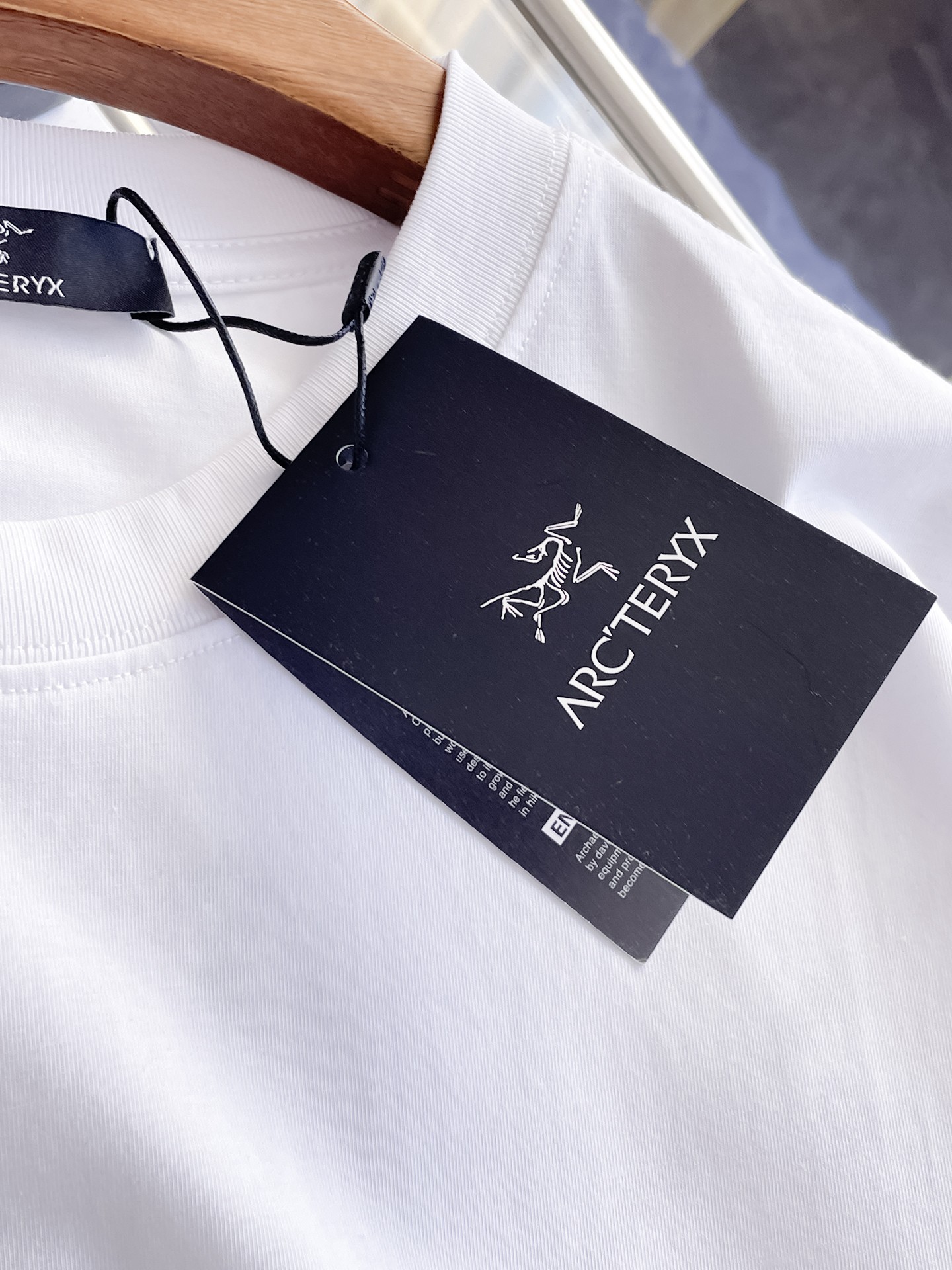 Arc'teryx 一比一男士白色短袖T恤 彩色漸層鳥標字母Logo清爽休閒上衣| 7 Arc'teryx 一比一男士白色短袖T恤 彩色漸層鳥標字母Logo清爽休閒上衣