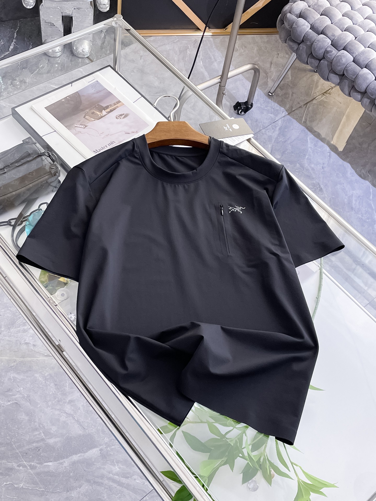 ARC'TERYX A貨男士黑色短袖T恤 胸前拉鍊口袋鳥標戶外機能上衣