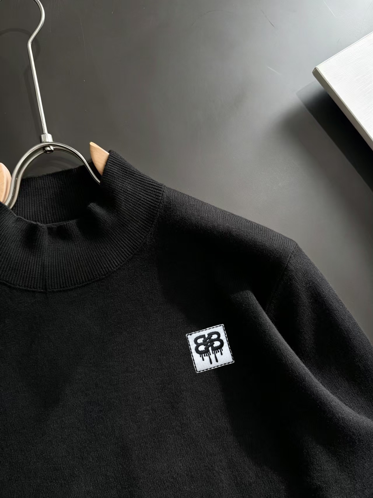 BALENCIAGA 高仿男女款半高領針織衫 BB徽標貼布秋冬長袖毛衣| 14 BALENCIAGA 高仿男女款半高領針織衫 BB徽標貼布秋冬長袖毛衣