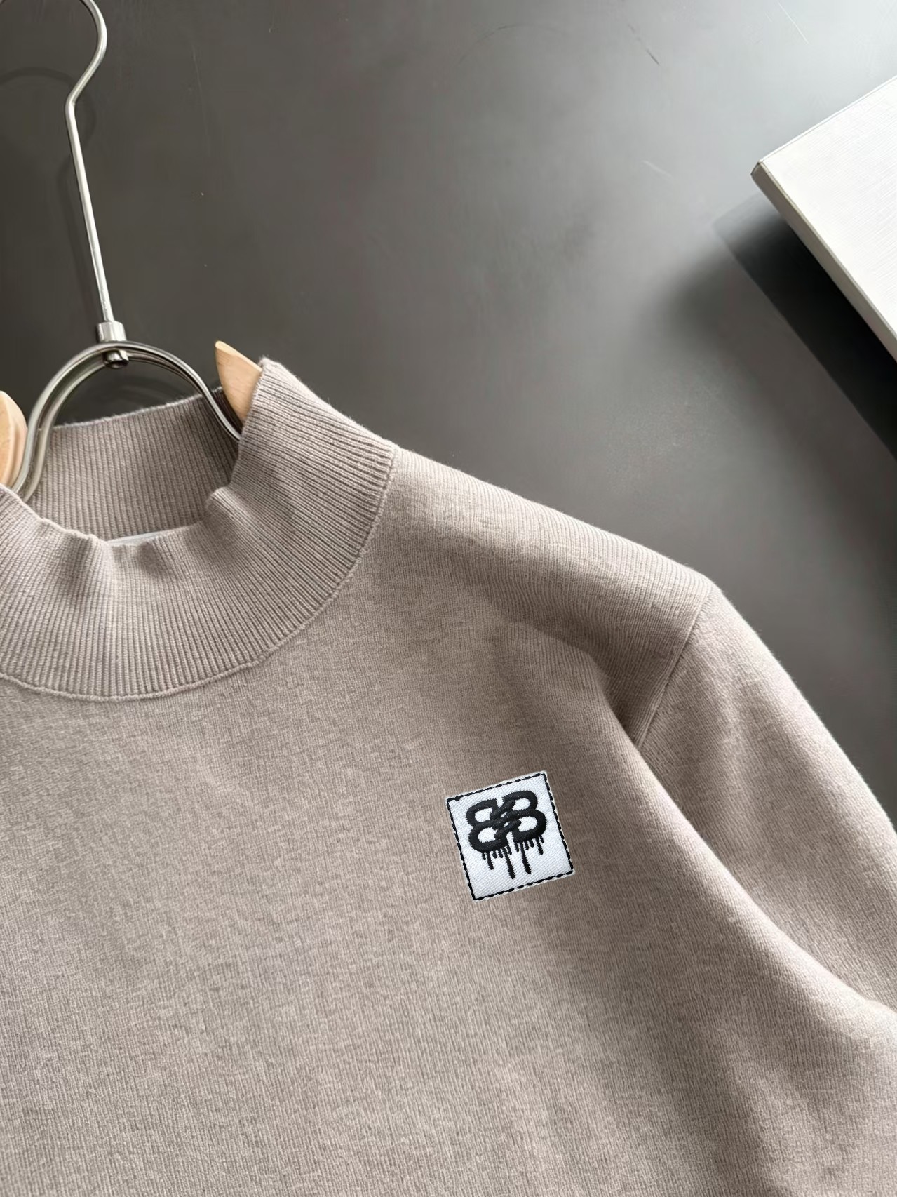 BALENCIAGA 原單男女款米灰色半高領針織衫 BB徽標貼布長袖毛衣