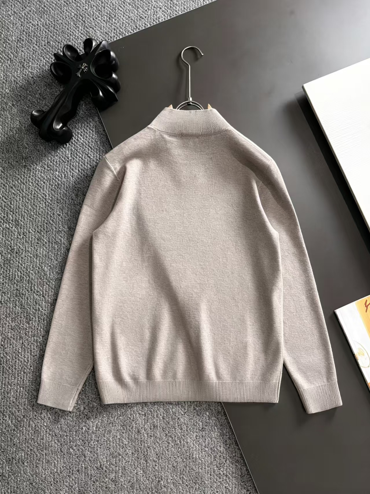 BALENCIAGA 原單男女款米灰色半高領針織衫 BB徽標貼布長袖毛衣
