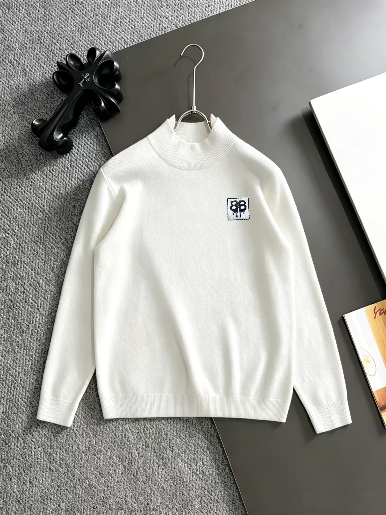 BALENCIAGA 一比一男女款白色半高領針織衫 BB徽標貼布秋冬毛衣