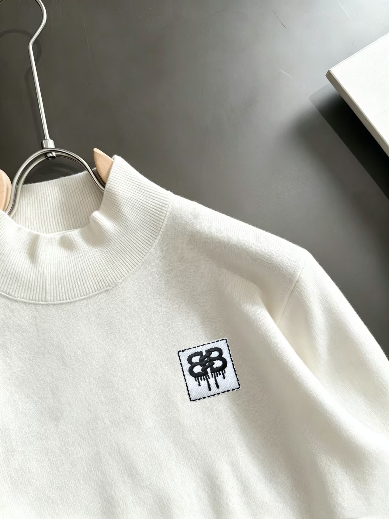 BALENCIAGA 一比一男女款白色半高領針織衫 BB徽標貼布秋冬毛衣