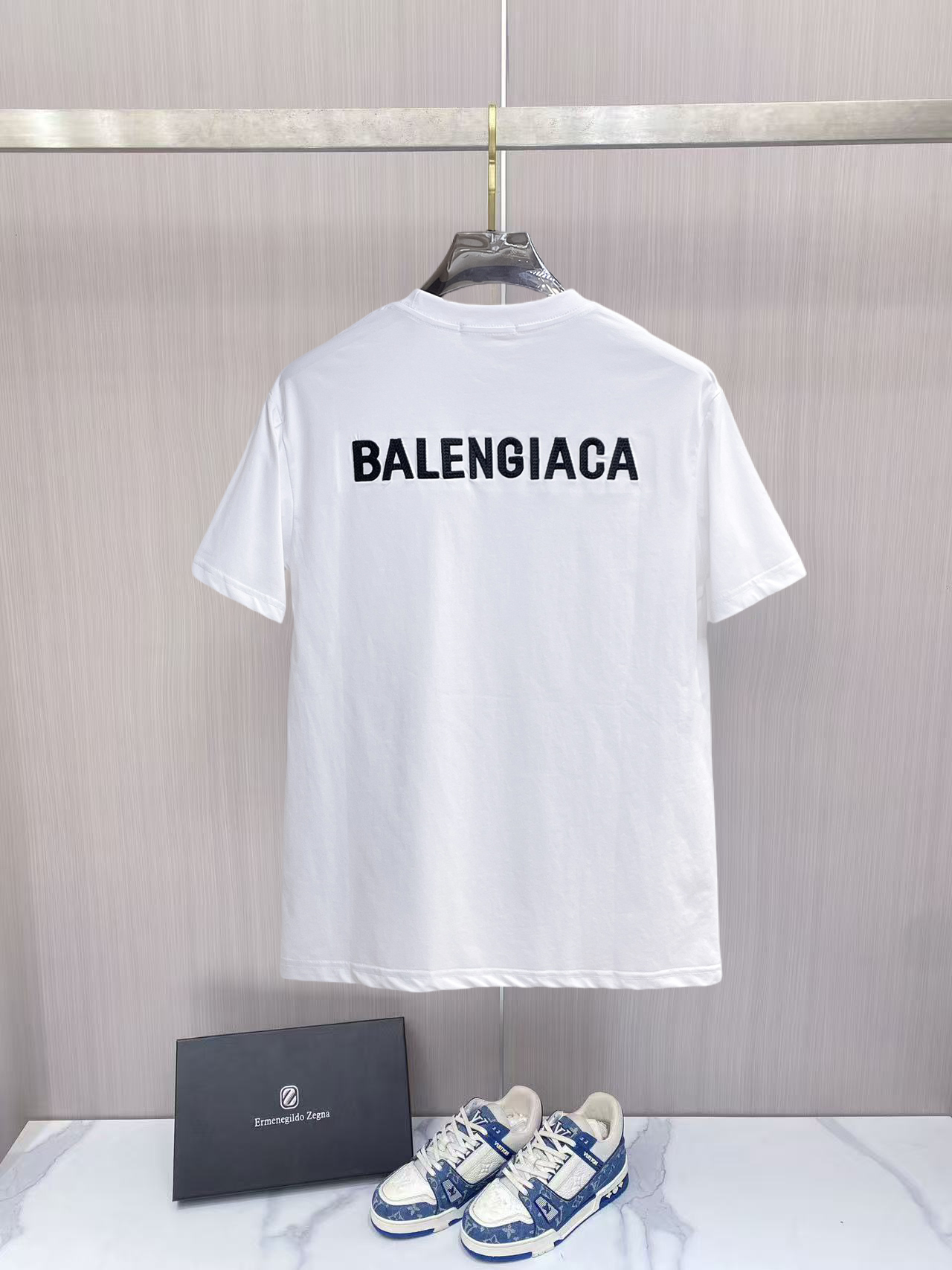 BALENCIAGA 高仿男女款白色短袖T恤 小字母Logo極簡休閒上衣| 14 BALENCIAGA 高仿男女款白色短袖T恤 小字母Logo極簡休閒上衣