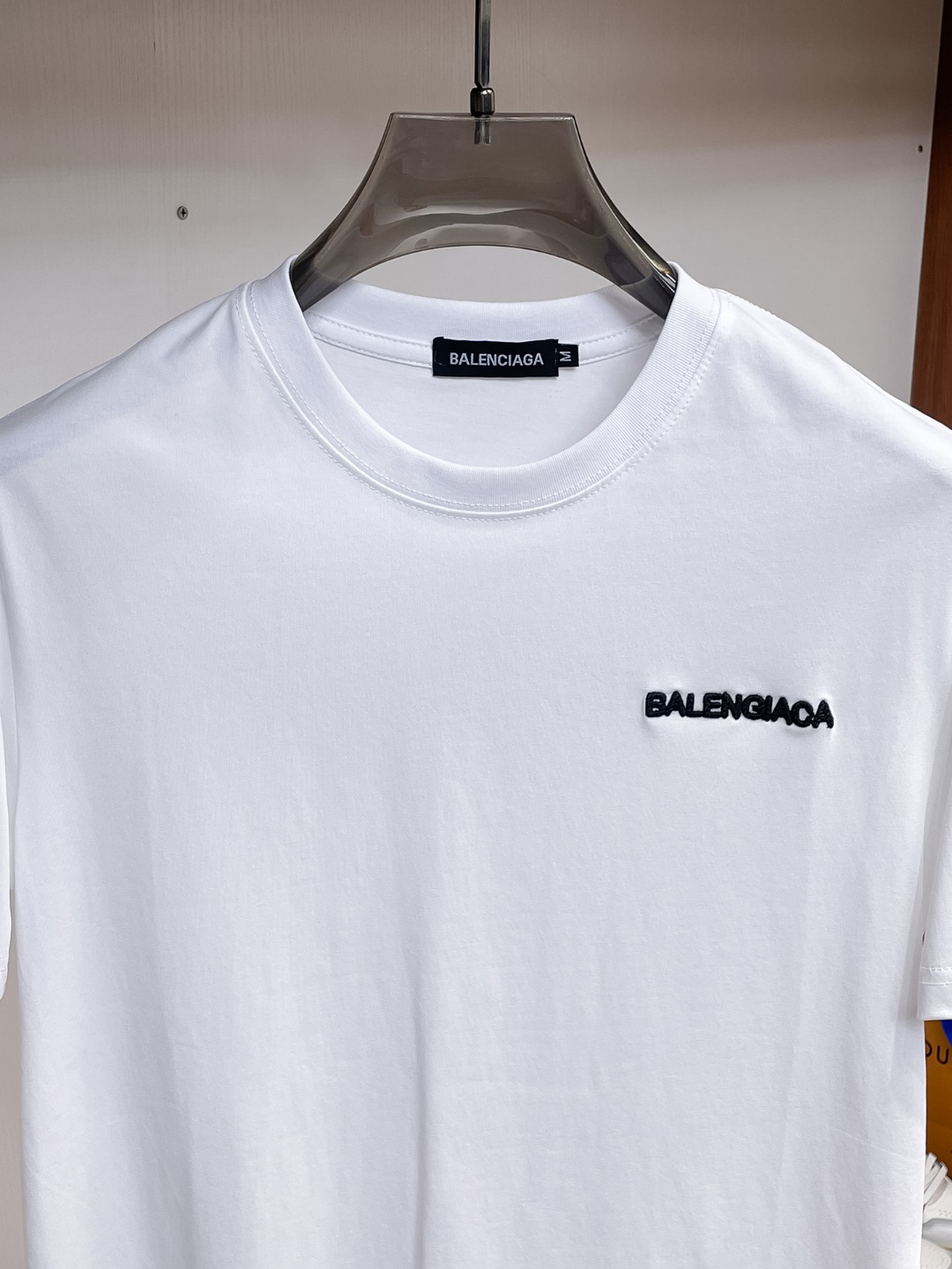 BALENCIAGA 高仿男女款白色短袖T恤 小字母Logo極簡休閒上衣| 13 BALENCIAGA 高仿男女款白色短袖T恤 小字母Logo極簡休閒上衣