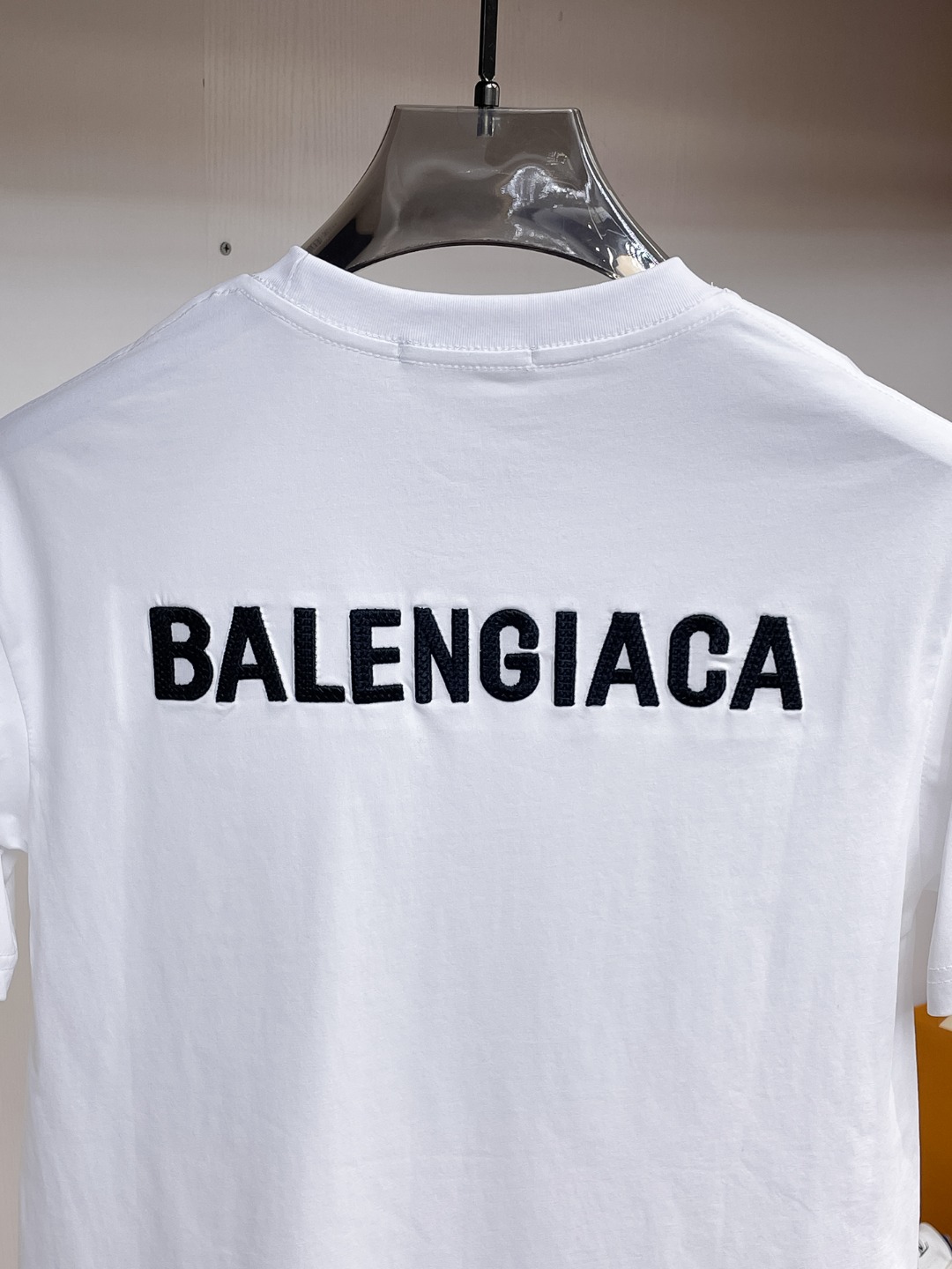 BALENCIAGA 高仿男女款白色短袖T恤 小字母Logo極簡休閒上衣| 12 BALENCIAGA 高仿男女款白色短袖T恤 小字母Logo極簡休閒上衣