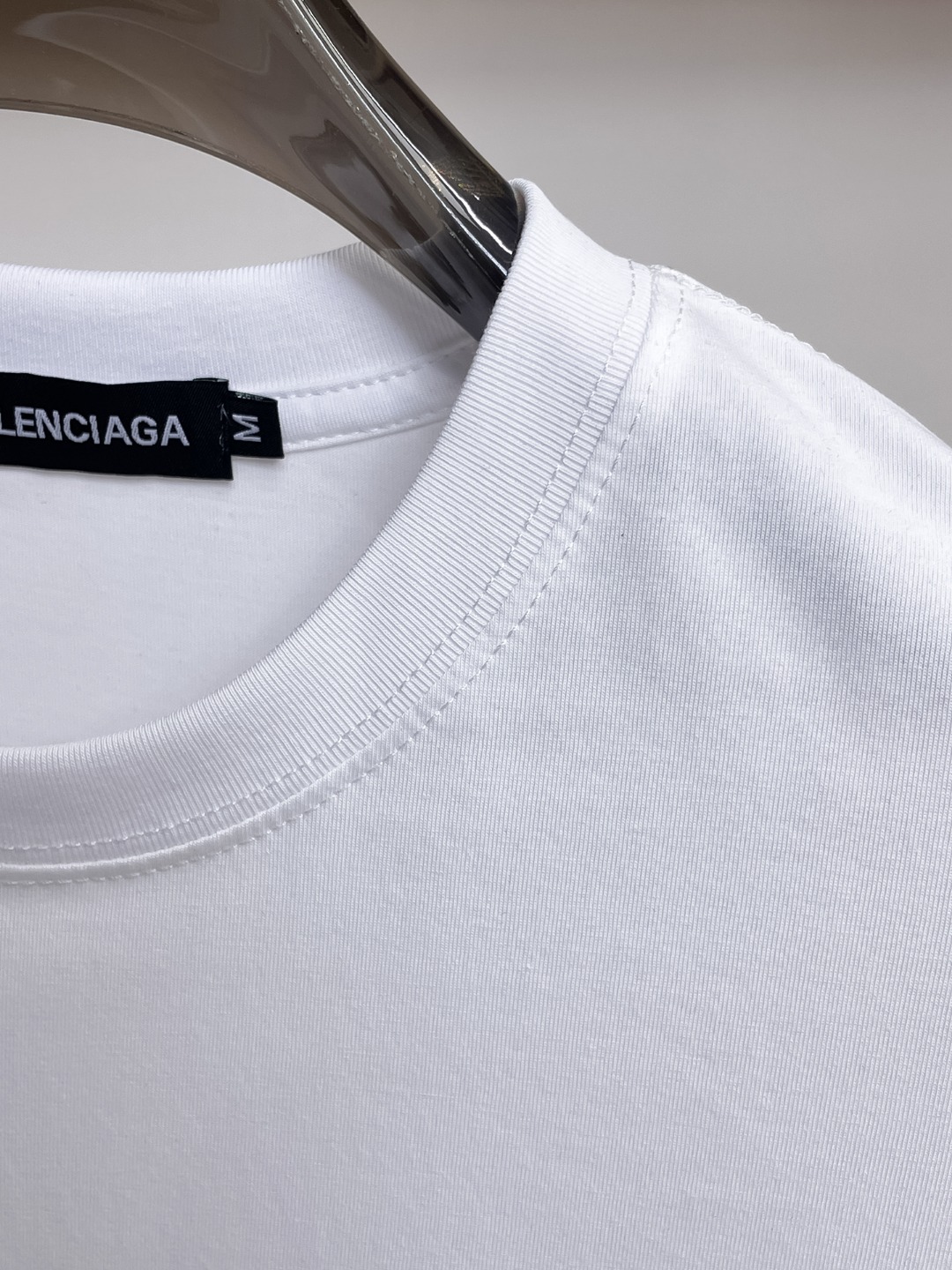BALENCIAGA 高仿男女款白色短袖T恤 小字母Logo極簡休閒上衣| 11 BALENCIAGA 高仿男女款白色短袖T恤 小字母Logo極簡休閒上衣