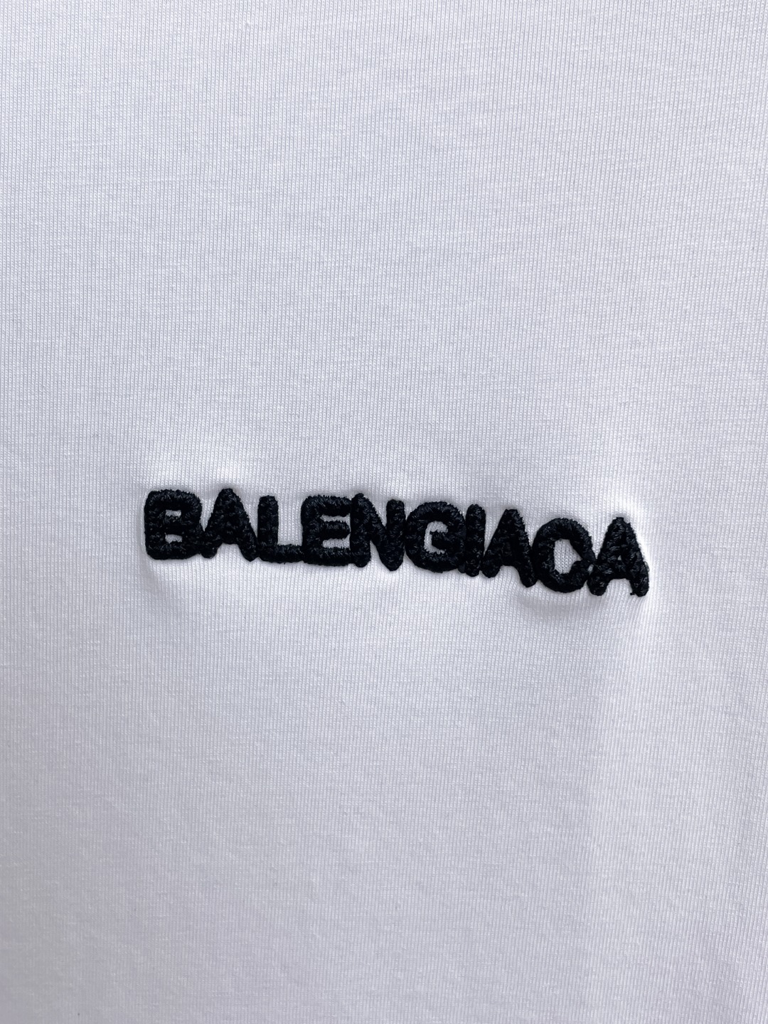 BALENCIAGA 高仿男女款白色短袖T恤 小字母Logo極簡休閒上衣| 10 BALENCIAGA 高仿男女款白色短袖T恤 小字母Logo極簡休閒上衣