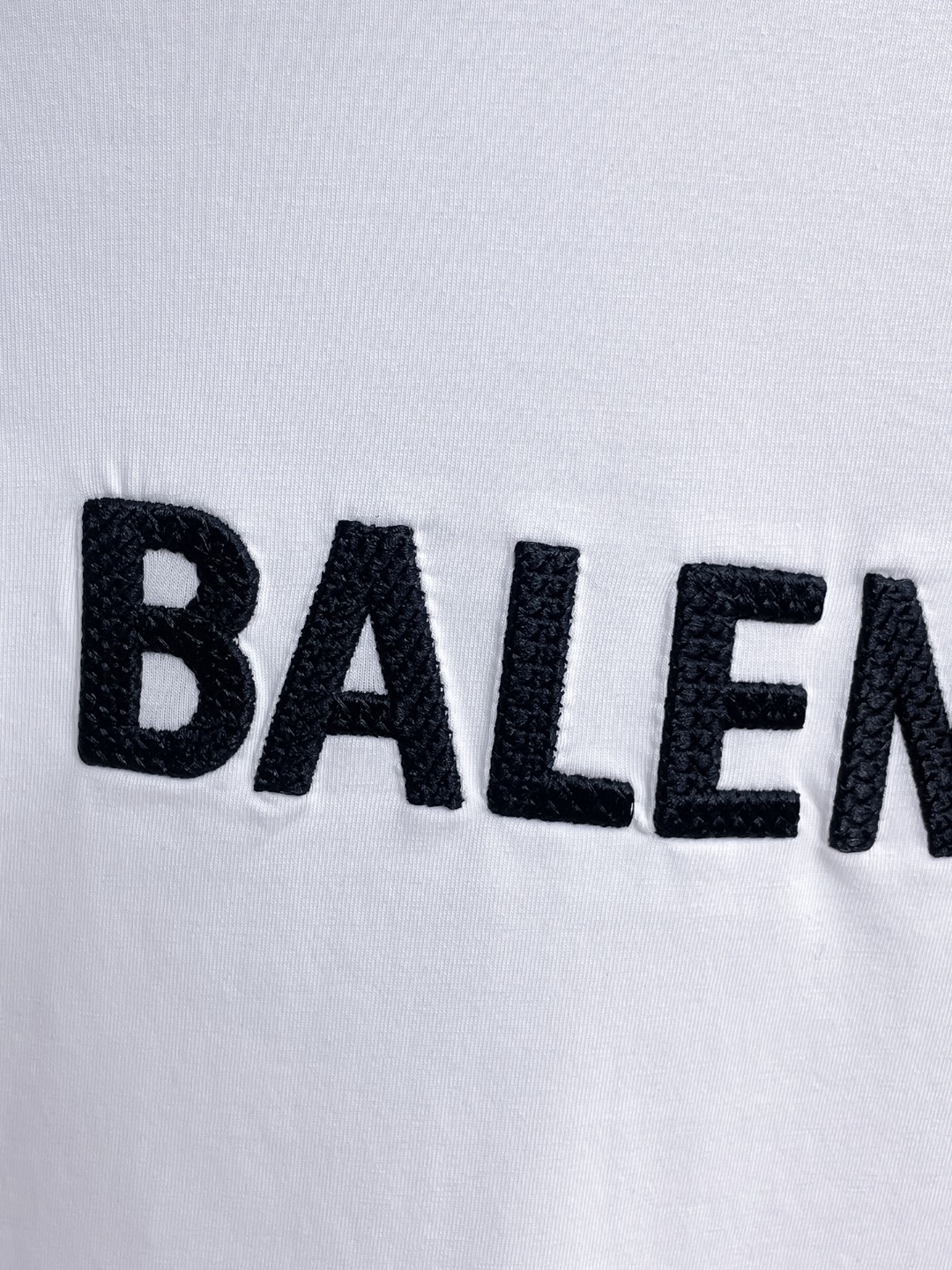 BALENCIAGA 高仿男女款白色短袖T恤 小字母Logo極簡休閒上衣| 9 BALENCIAGA 高仿男女款白色短袖T恤 小字母Logo極簡休閒上衣