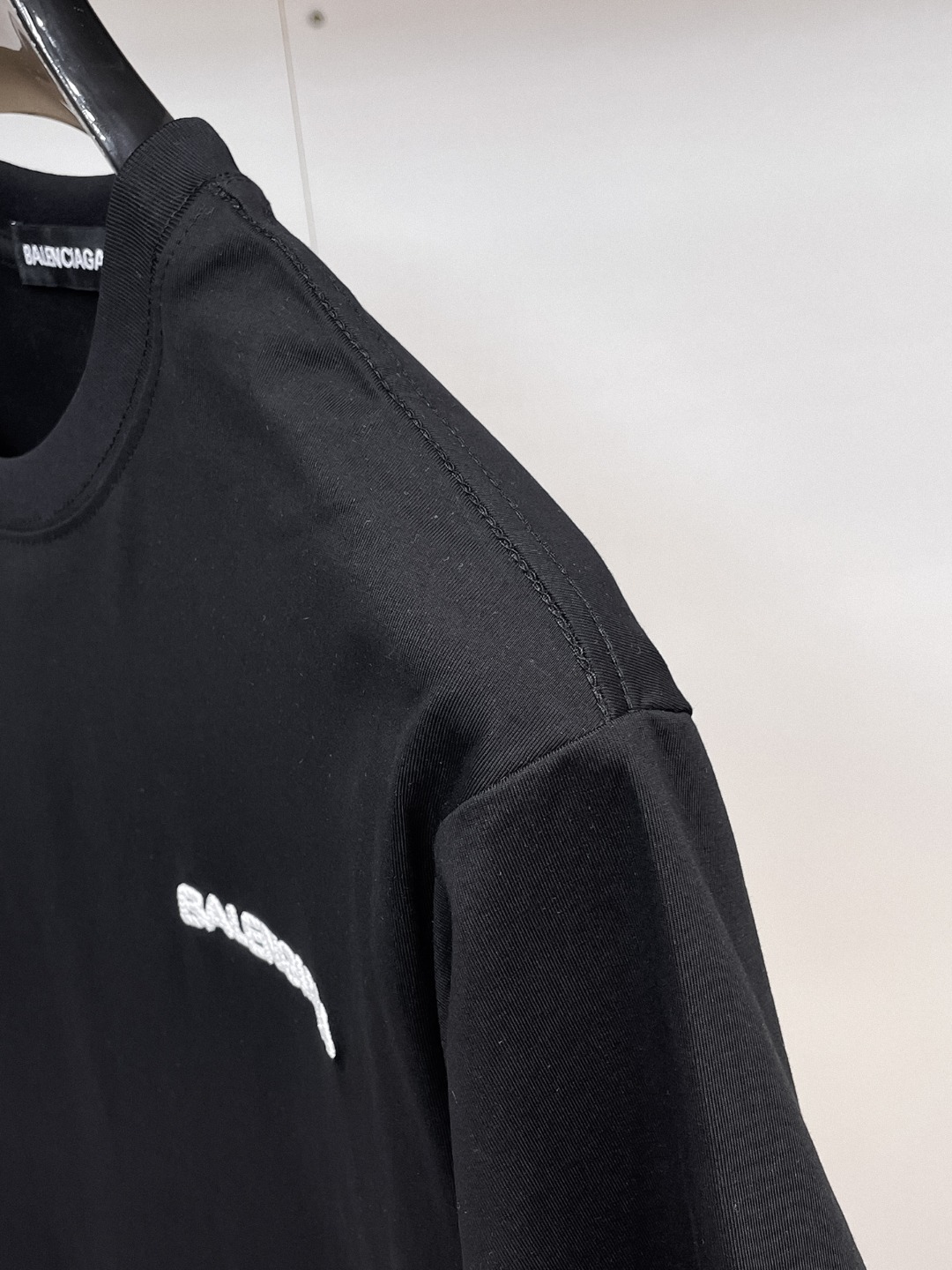 BALENCIAGA 一比一男女款黑色短袖T恤 白色小Logo簡約街頭上衣| 15 BALENCIAGA 一比一男女款黑色短袖T恤 白色小Logo簡約街頭上衣