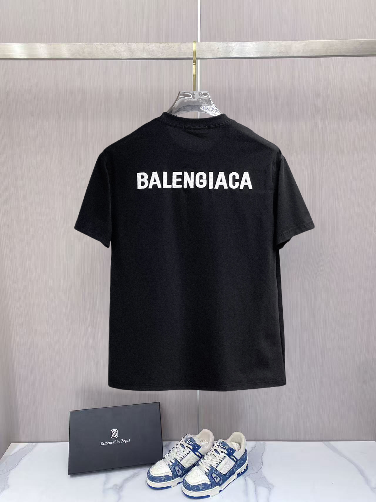 BALENCIAGA 一比一男女款黑色短袖T恤 白色小Logo簡約街頭上衣| 14 BALENCIAGA 一比一男女款黑色短袖T恤 白色小Logo簡約街頭上衣