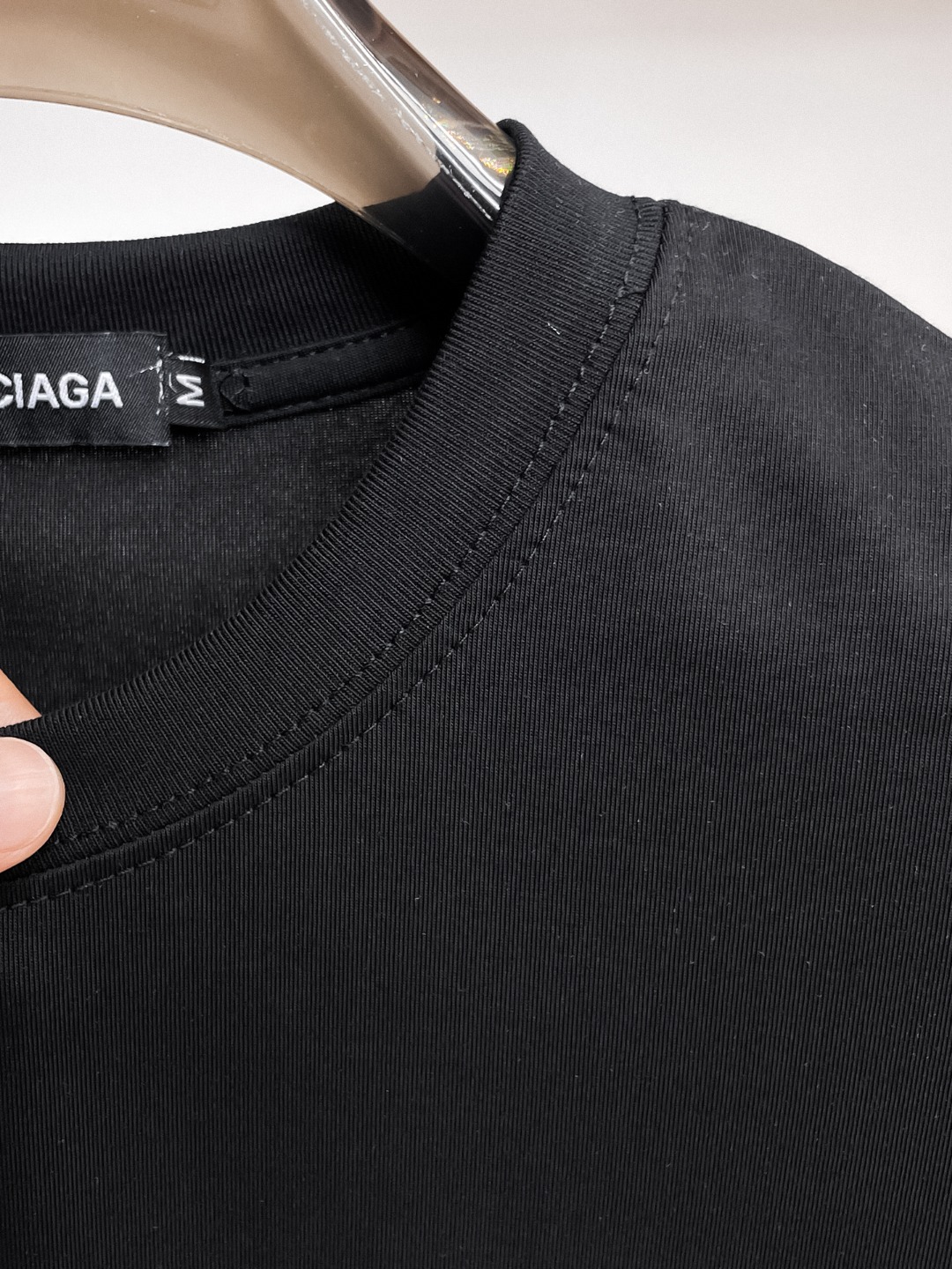 BALENCIAGA 一比一男女款黑色短袖T恤 白色小Logo簡約街頭上衣| 11 BALENCIAGA 一比一男女款黑色短袖T恤 白色小Logo簡約街頭上衣