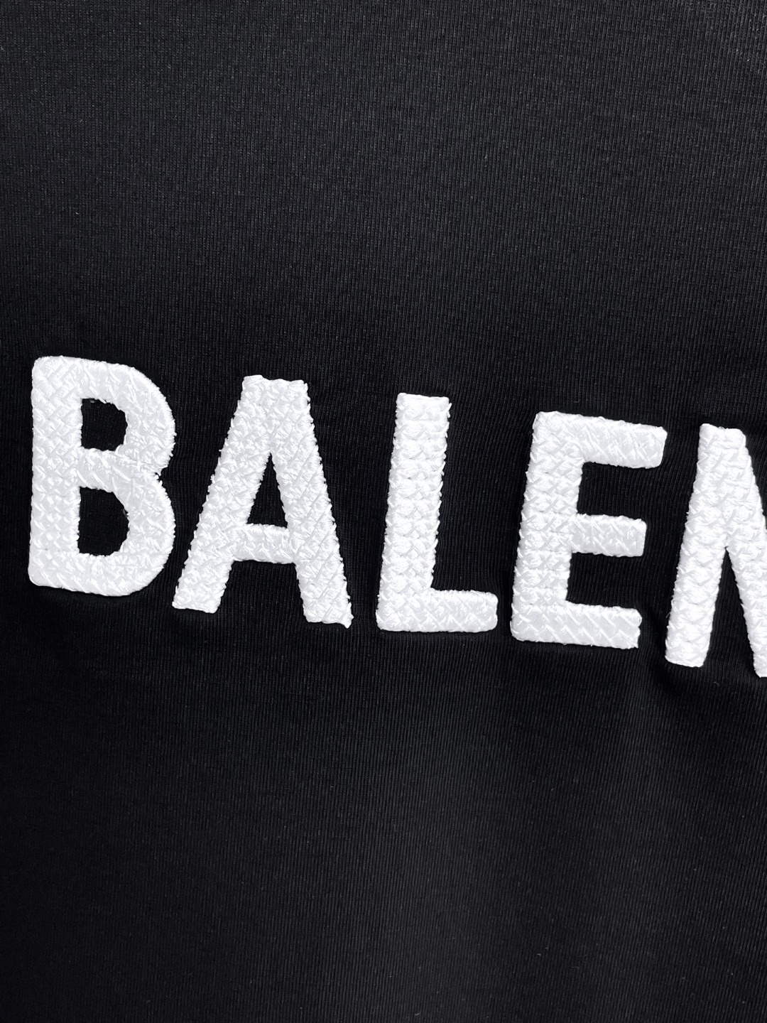 BALENCIAGA 一比一男女款黑色短袖T恤 白色小Logo簡約街頭上衣| 9 BALENCIAGA 一比一男女款黑色短袖T恤 白色小Logo簡約街頭上衣