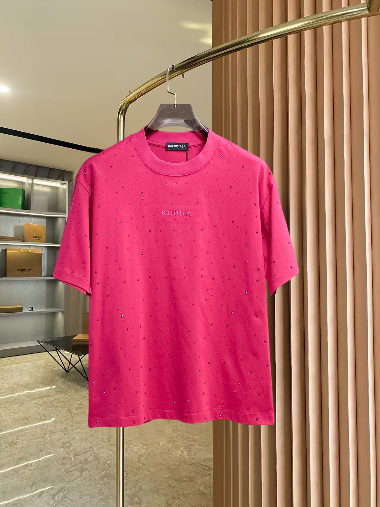 BALENCIAGA 高仿玫紅色滿鑽短袖T恤 水鑽Logo男女款寬鬆潮流上衣| 2 BALENCIAGA 高仿玫紅色滿鑽短袖T恤 水鑽Logo男女款寬鬆潮流上衣