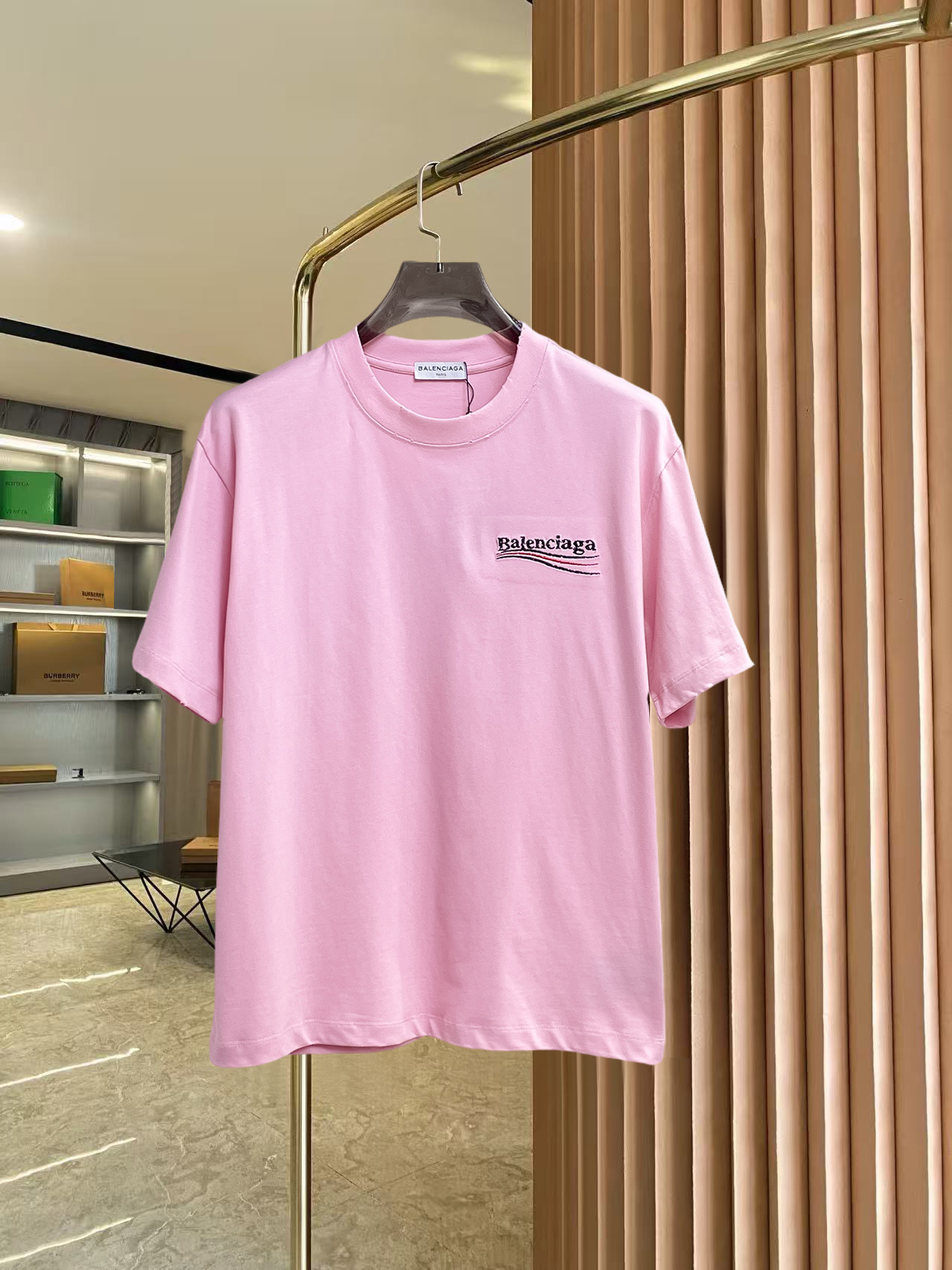 BALENCIAGA 一比一粉色刺繡Logo短袖T恤 男女款寬鬆休閒潮流上衣| 2 BALENCIAGA 一比一粉色刺繡Logo短袖T恤 男女款寬鬆休閒潮流上衣