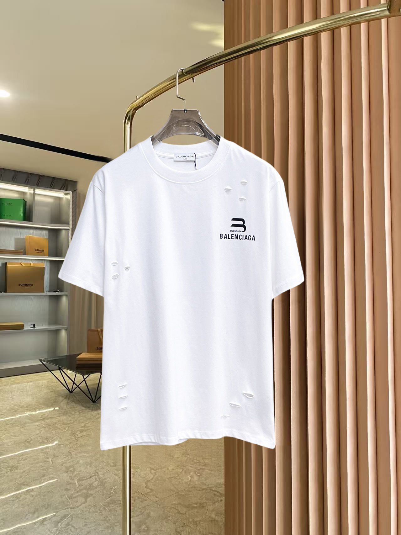 BALENCIAGA 復刻白色破洞短袖T恤 B字母Logo男女款做舊寬鬆上衣| 2 BALENCIAGA 復刻白色破洞短袖T恤 B字母Logo男女款做舊寬鬆上衣