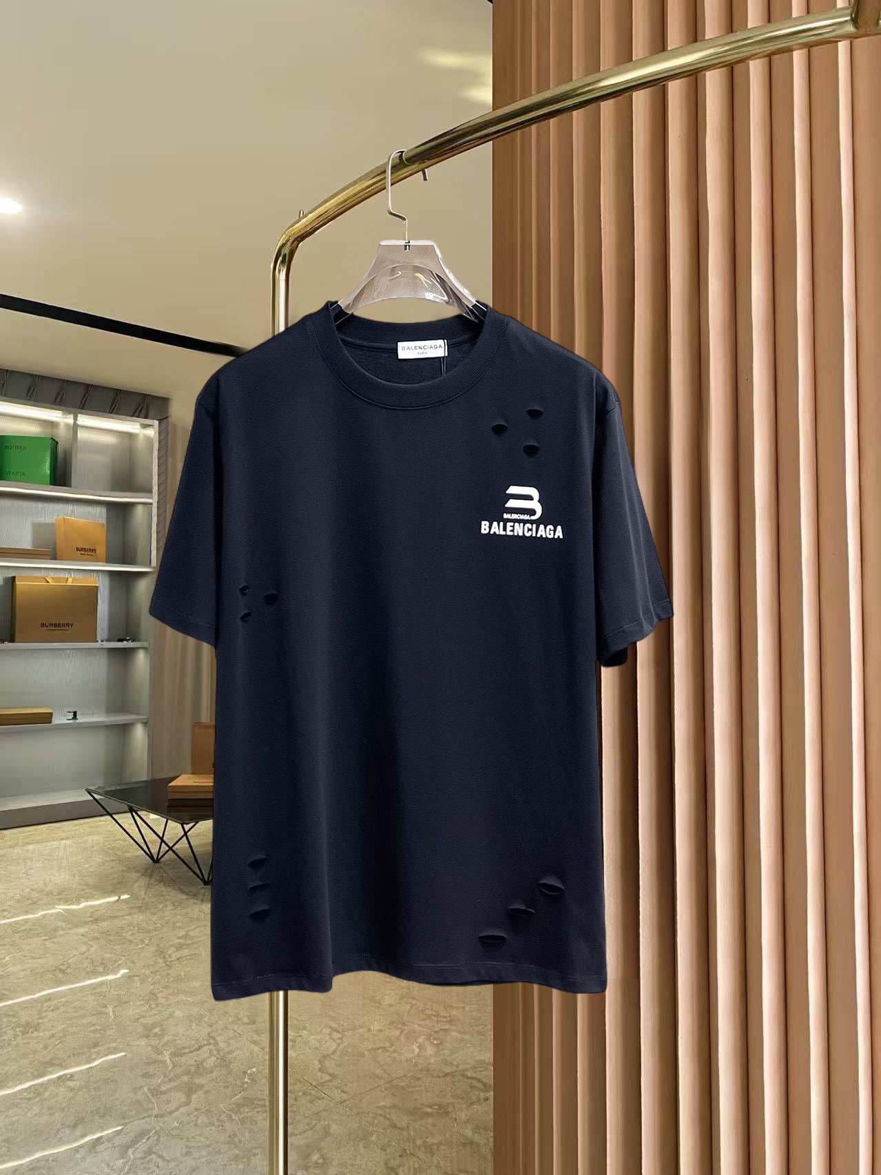 BALENCIAGA 高仿深色破洞短袖T恤 B字母Logo男女款做舊潮流上衣| 2 BALENCIAGA 高仿深色破洞短袖T恤 B字母Logo男女款做舊潮流上衣