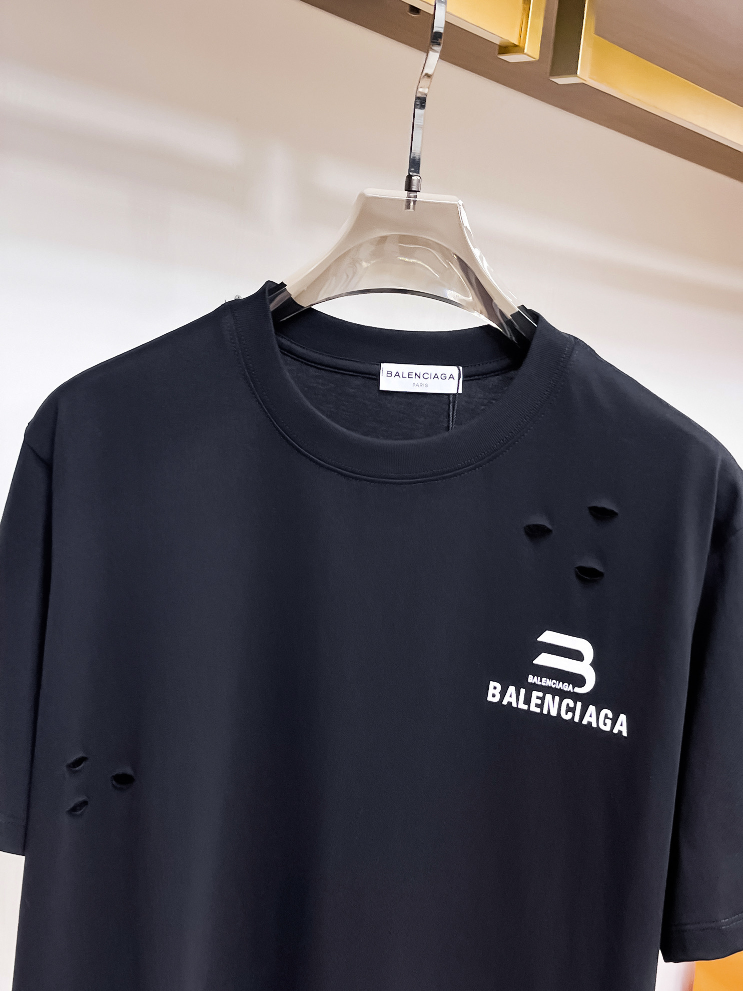 BALENCIAGA 高仿深色破洞短袖T恤 B字母Logo男女款做舊潮流上衣| 13 BALENCIAGA 高仿深色破洞短袖T恤 B字母Logo男女款做舊潮流上衣
