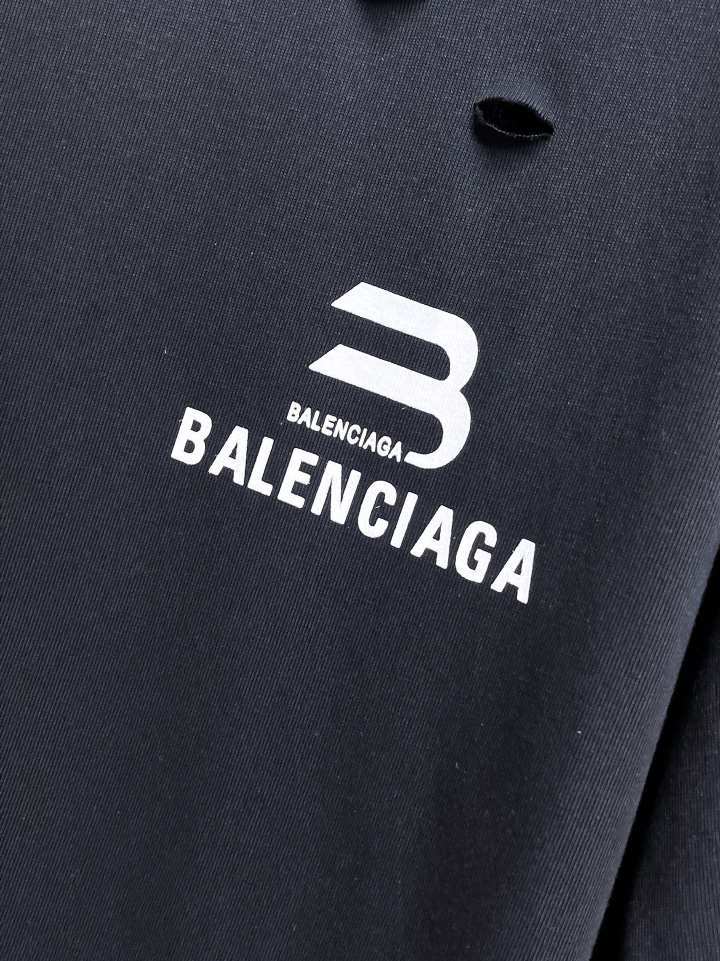 BALENCIAGA 高仿深色破洞短袖T恤 B字母Logo男女款做舊潮流上衣| 12 BALENCIAGA 高仿深色破洞短袖T恤 B字母Logo男女款做舊潮流上衣