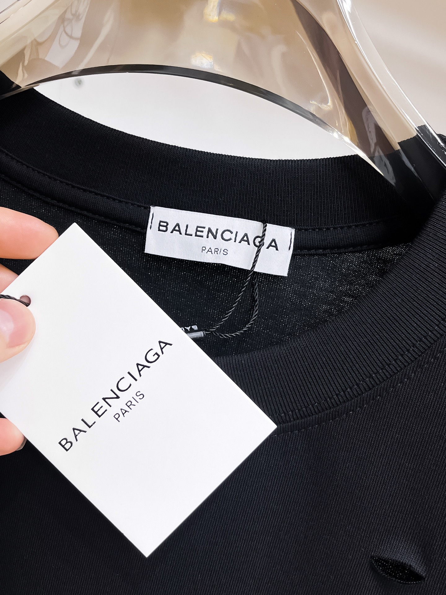 BALENCIAGA 高仿深色破洞短袖T恤 B字母Logo男女款做舊潮流上衣| 11 BALENCIAGA 高仿深色破洞短袖T恤 B字母Logo男女款做舊潮流上衣