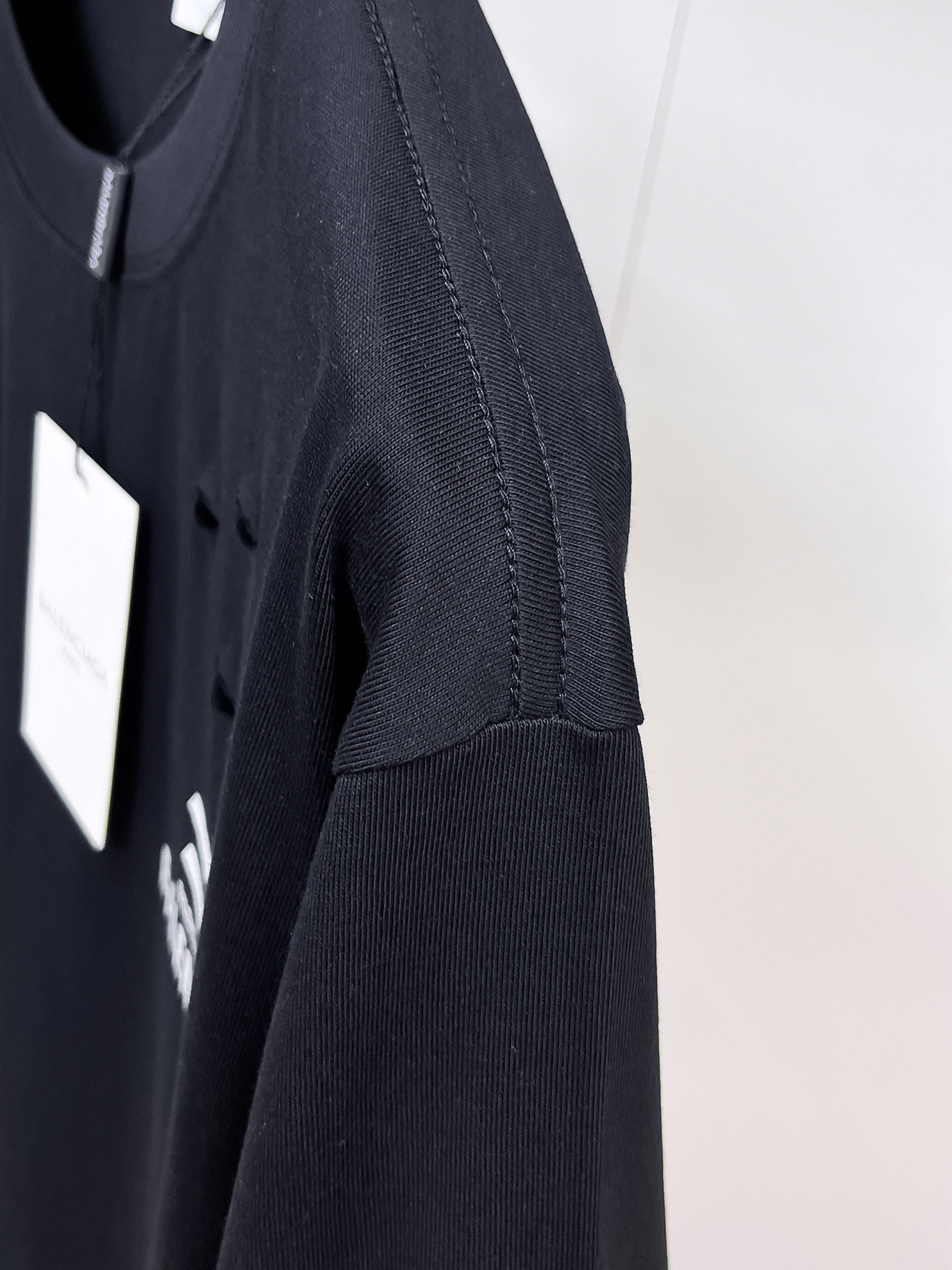 BALENCIAGA 高仿深色破洞短袖T恤 B字母Logo男女款做舊潮流上衣| 10 BALENCIAGA 高仿深色破洞短袖T恤 B字母Logo男女款做舊潮流上衣