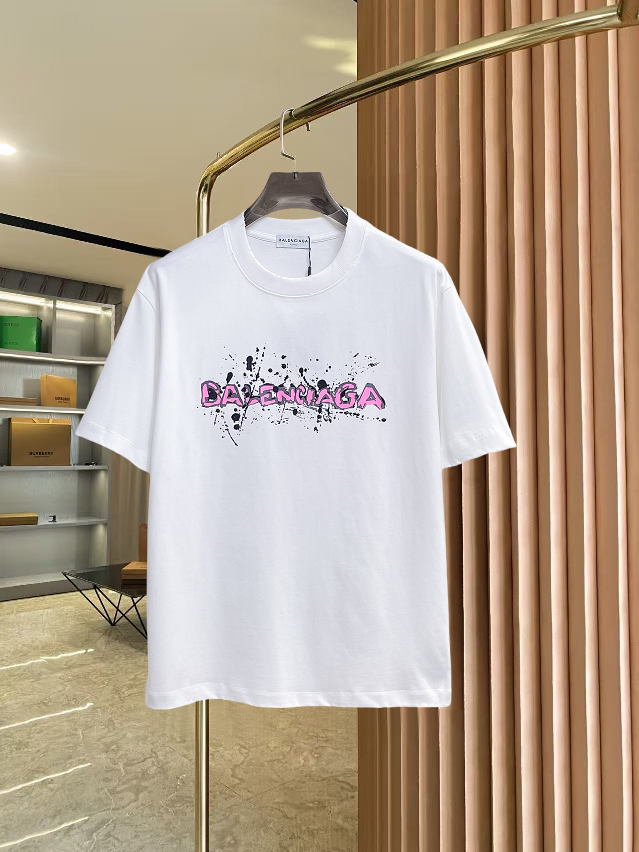 BALENCIAGA高仿男女款白色短袖T恤 粉紅塗鴉字母潑墨印花潮流上衣| 2 BALENCIAGA高仿男女款白色短袖T恤 粉紅塗鴉字母潑墨印花潮流上衣
