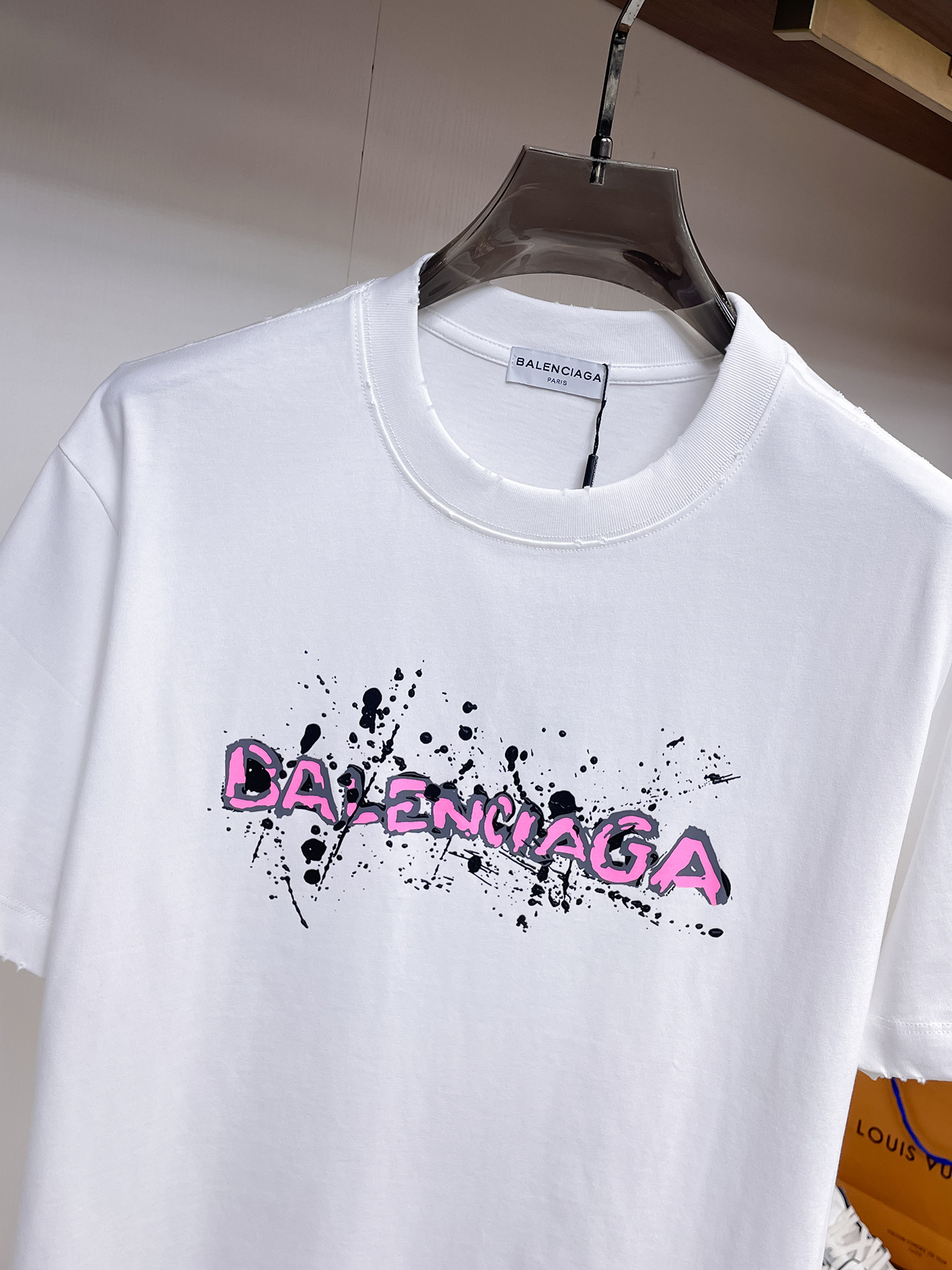 BALENCIAGA高仿男女款白色短袖T恤 粉紅塗鴉字母潑墨印花潮流上衣