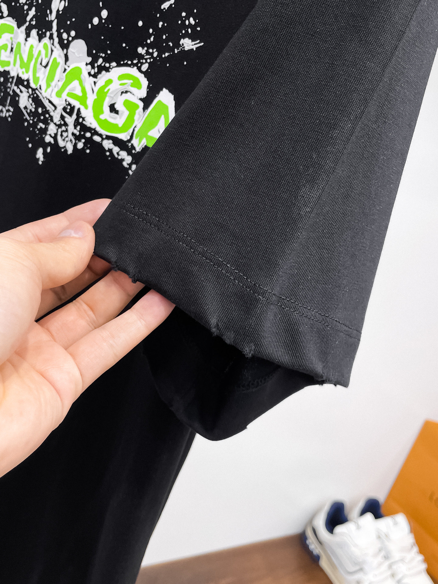BALENCIAGA原單男女款黑色短袖T恤 綠白塗鴉Logo潑墨街頭休閒上衣| 7 BALENCIAGA原單男女款黑色短袖T恤 綠白塗鴉Logo潑墨街頭休閒上衣