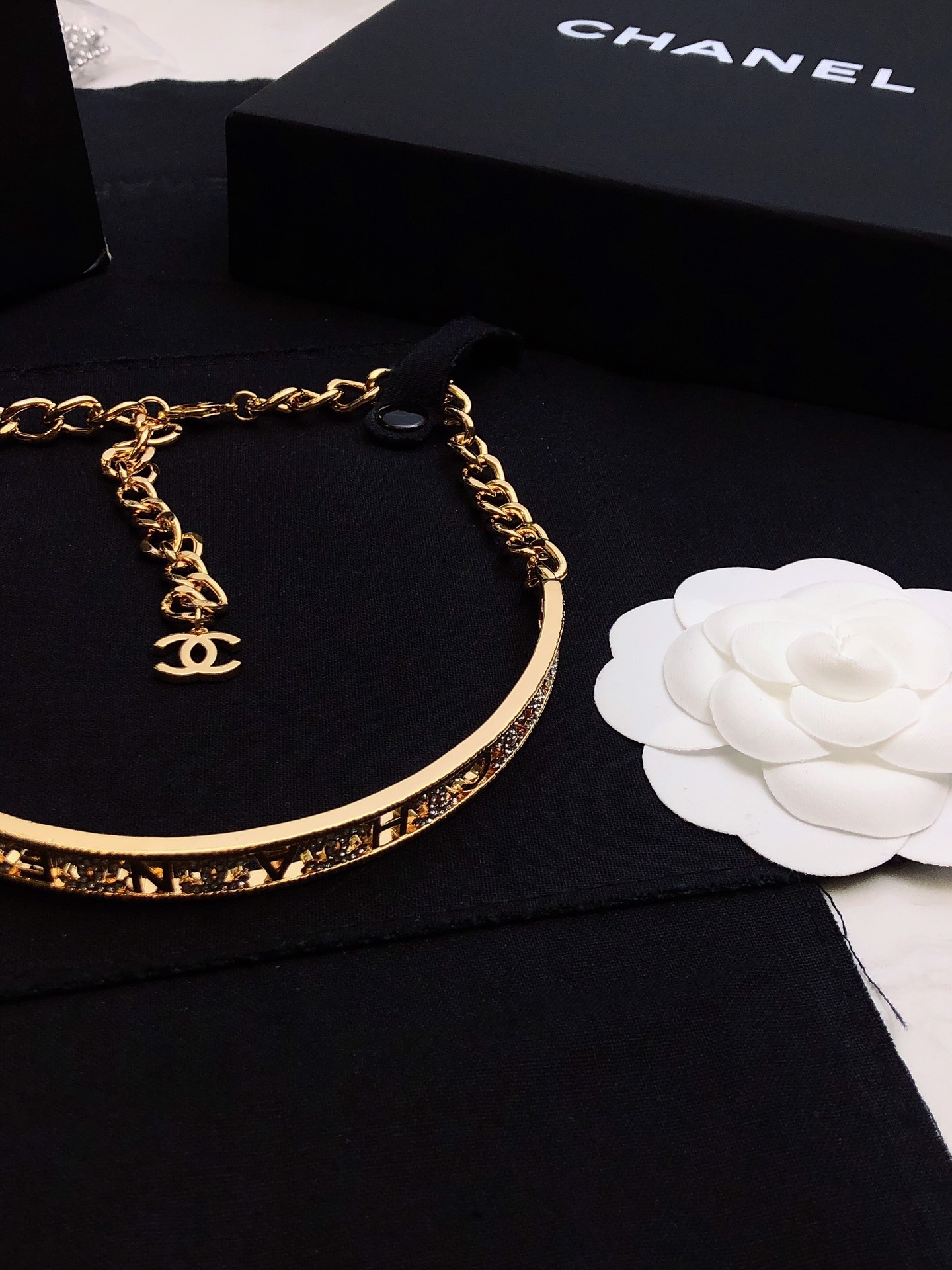 CHANEL高仿女士金色鏈條手鍊 字母鑲鑽弧形設計復古精品飾品