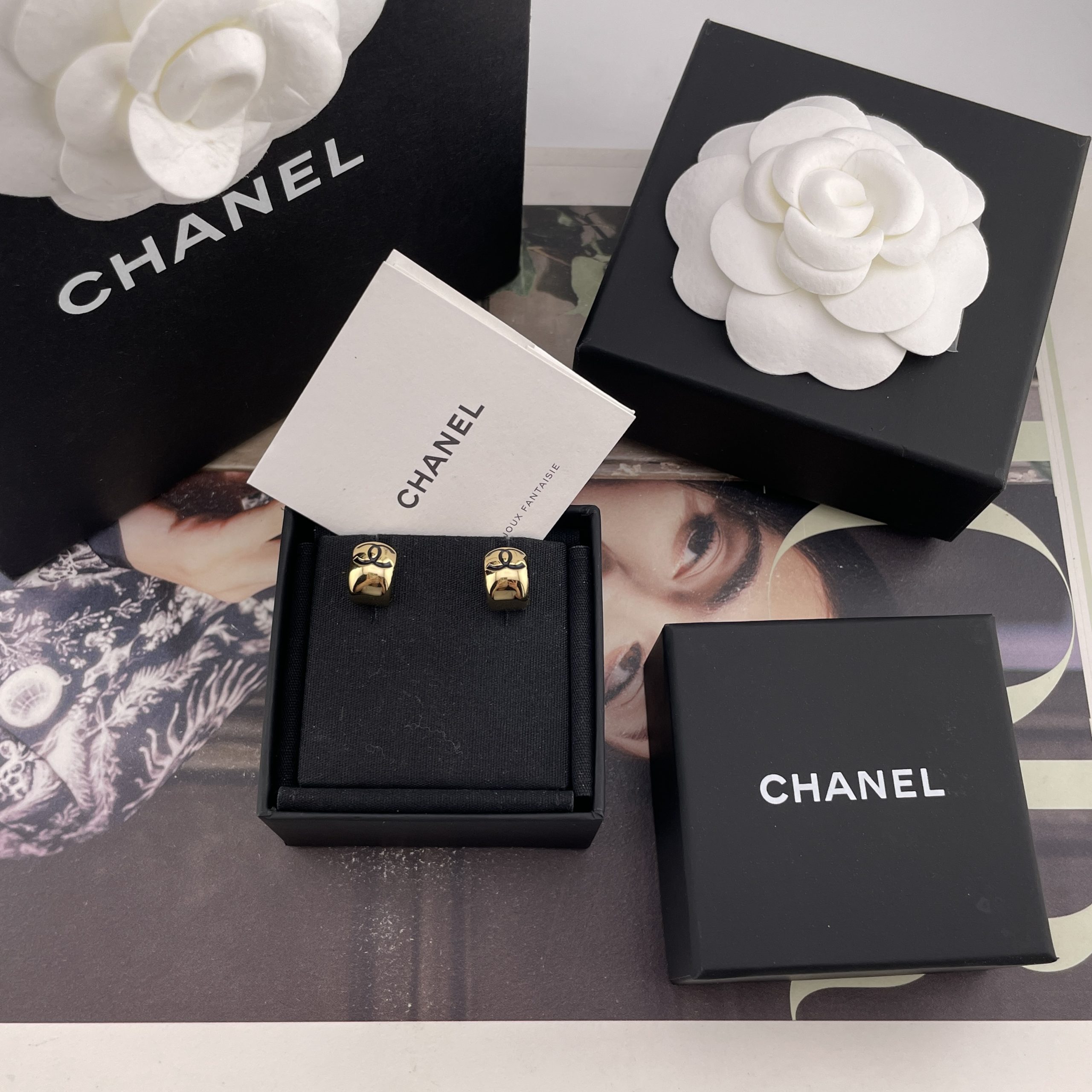 CHANEL高仿女士金色雙C耳環 復古寬版小巧耳扣簡約氣質款