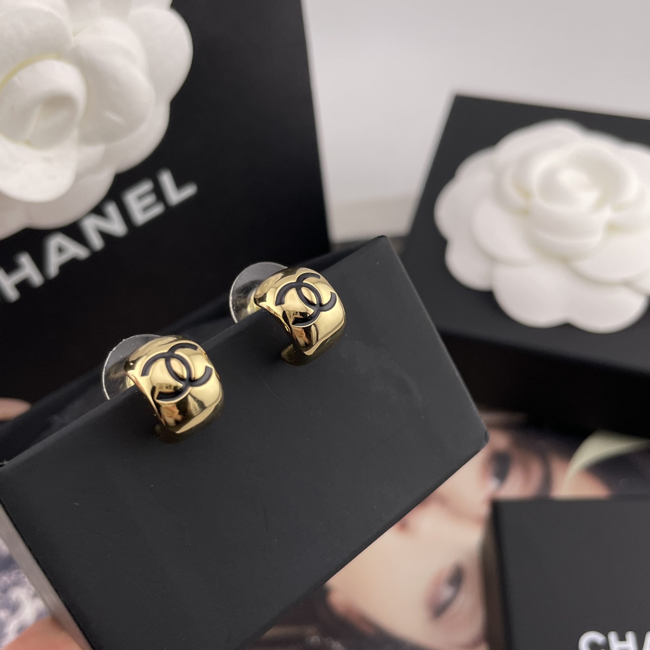 CHANEL高仿女士金色雙C耳環 復古寬版小巧耳扣簡約氣質款