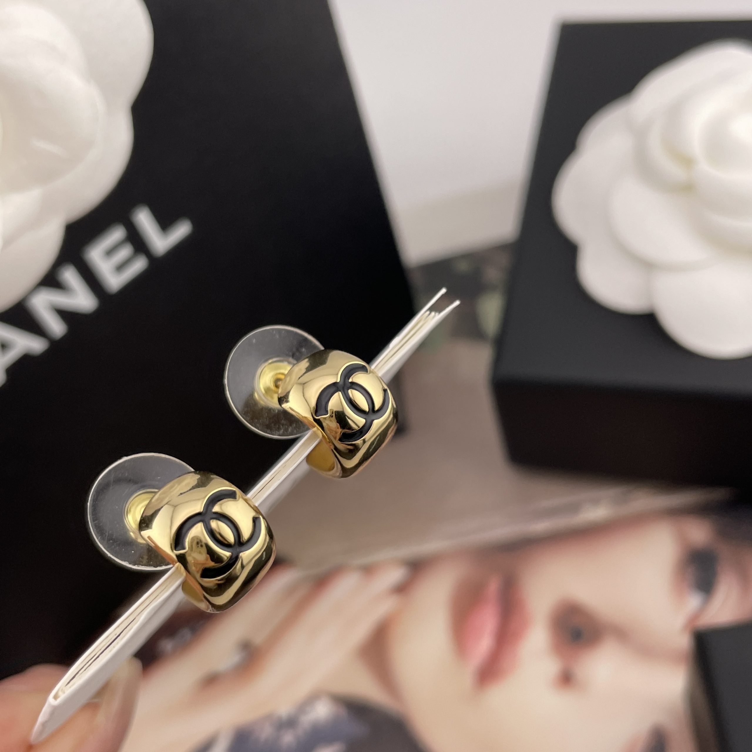 CHANEL高仿女士金色雙C耳環 復古寬版小巧耳扣簡約氣質款