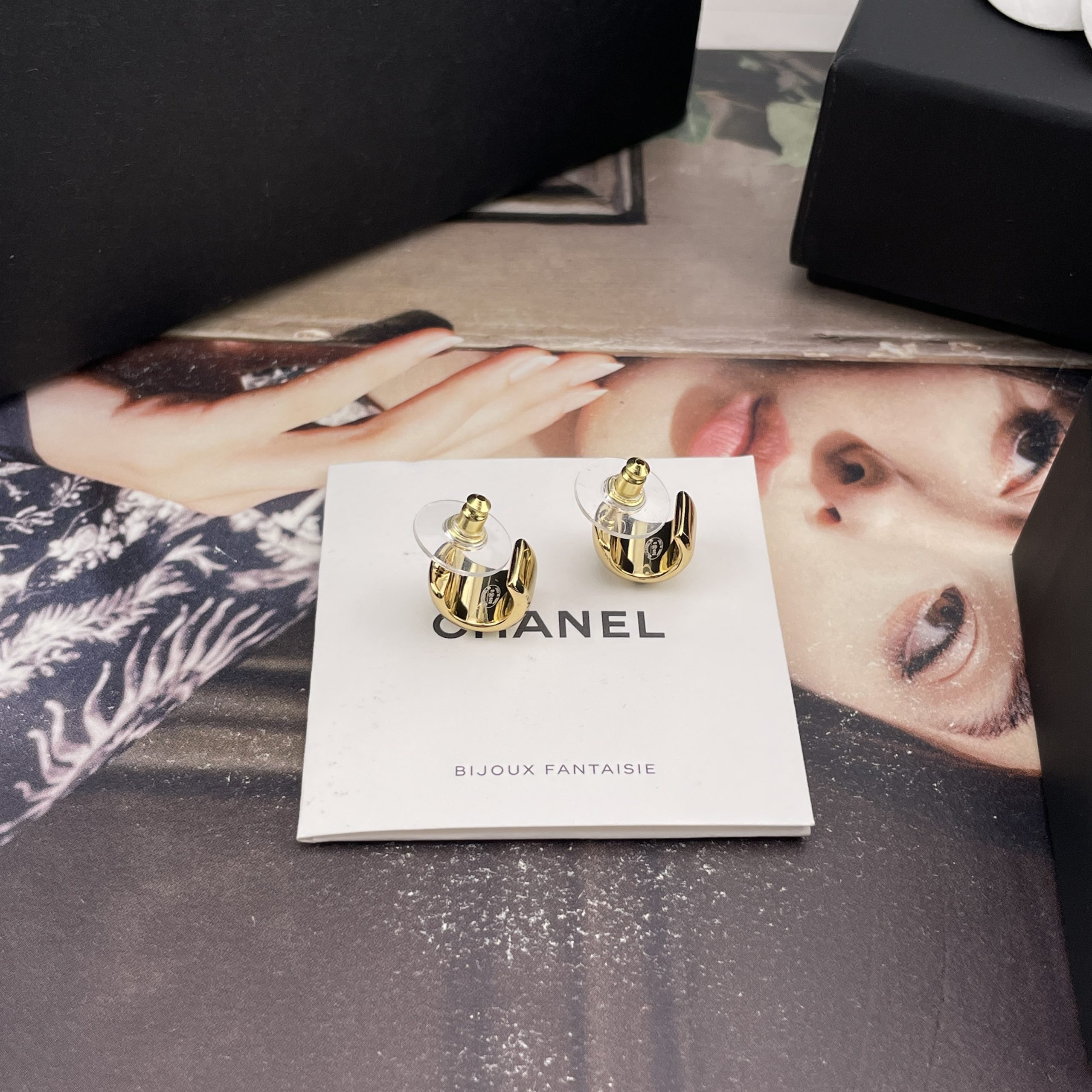 CHANEL高仿女士金色雙C耳環 復古寬版小巧耳扣簡約氣質款