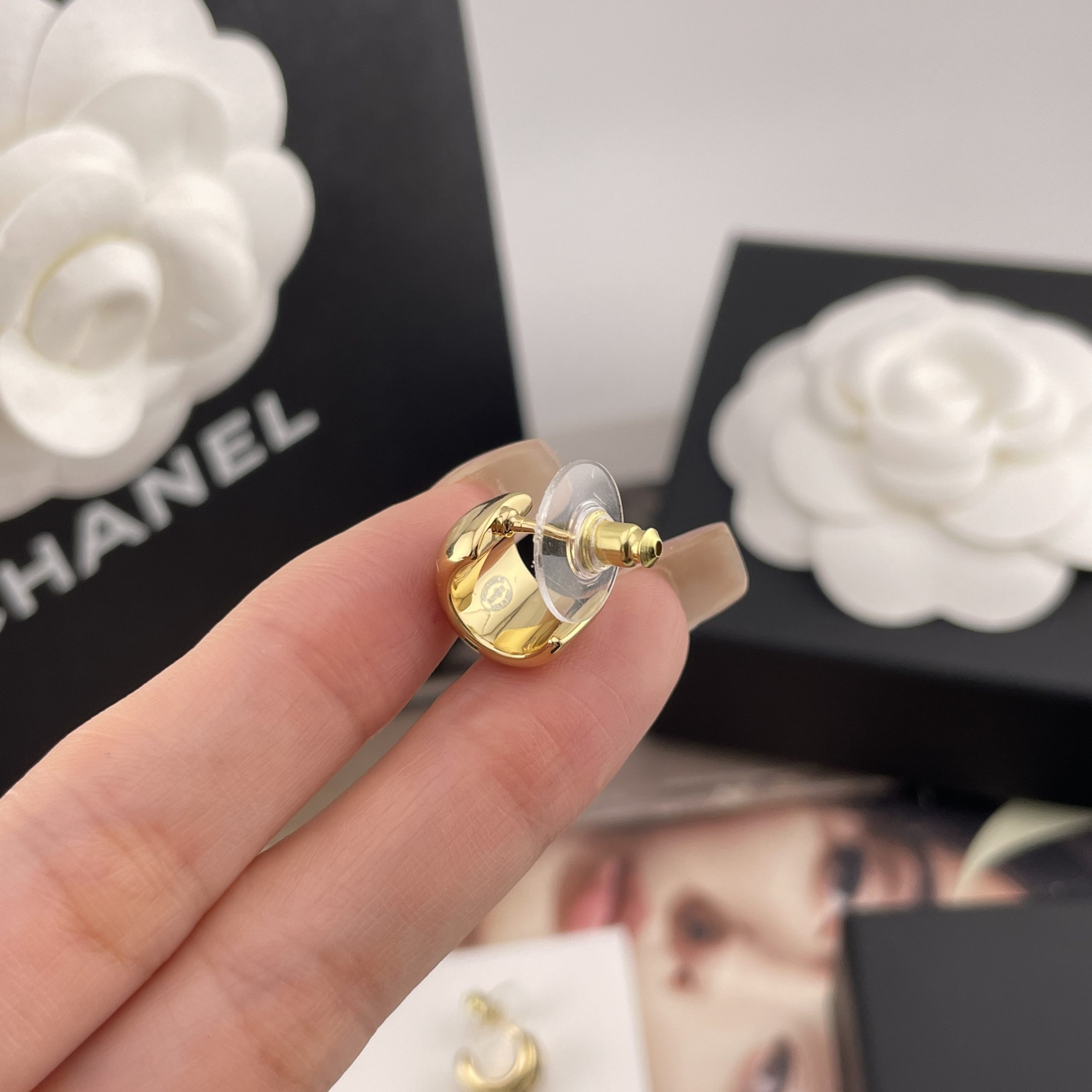 CHANEL高仿女士金色雙C耳環 復古寬版小巧耳扣簡約氣質款
