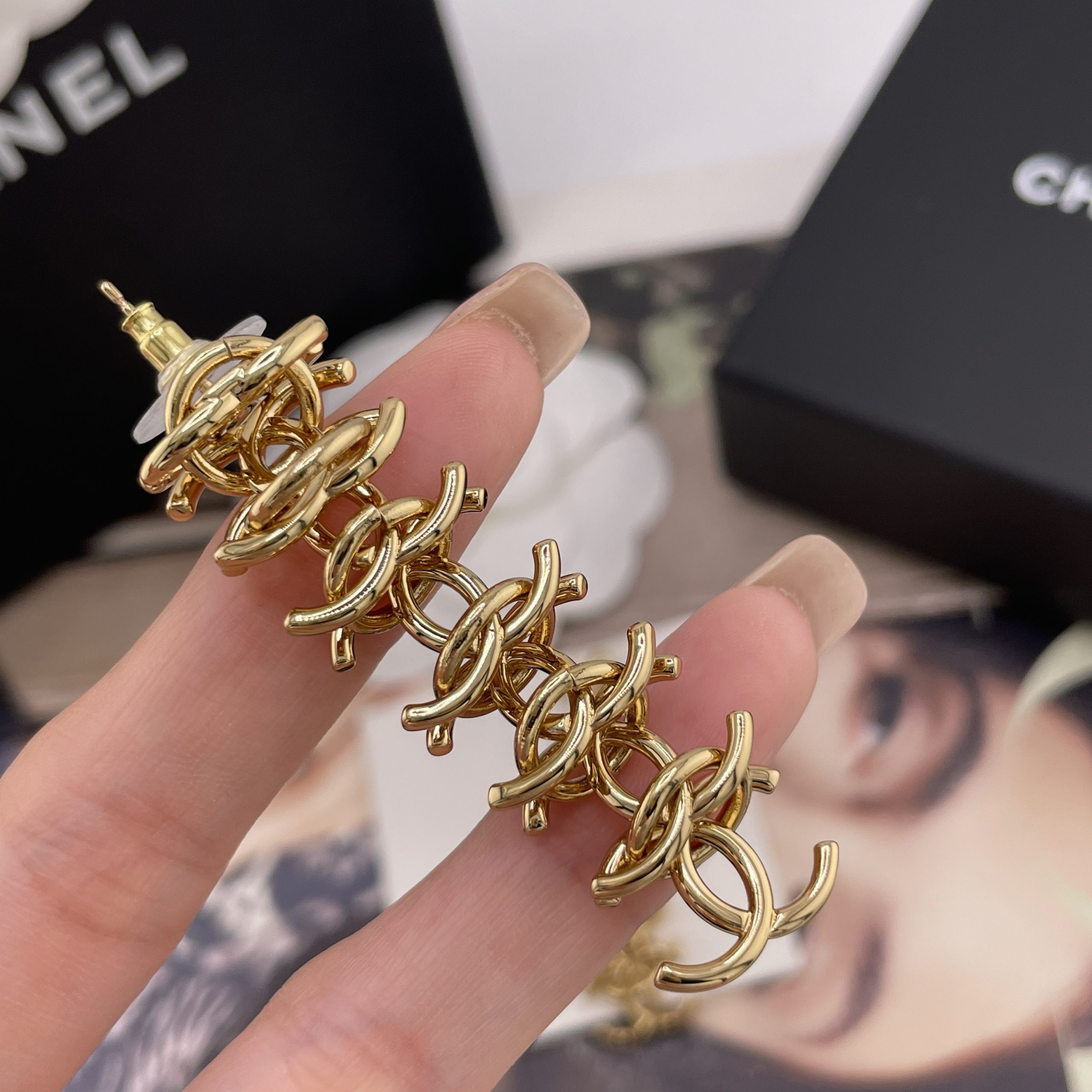 CHANEL高仿女士雙C長耳環 金色鏤空鏈節造型復古垂墜耳飾| 8 CHANEL高仿女士雙C長耳環 金色鏤空鏈節造型復古垂墜耳飾