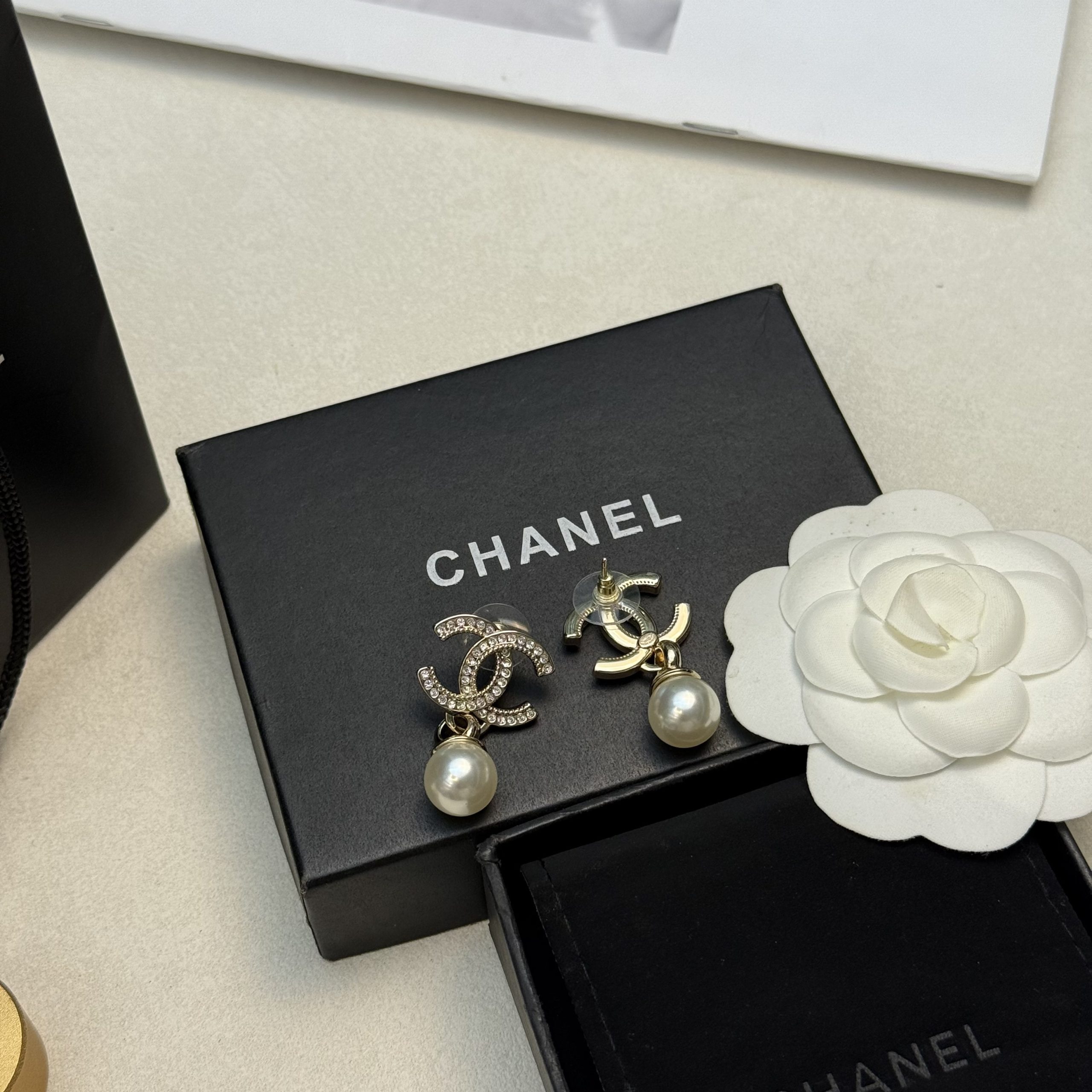 CHANEL一比一女士雙C珍珠耳環 滿鑽金色吊珠復古優雅耳飾