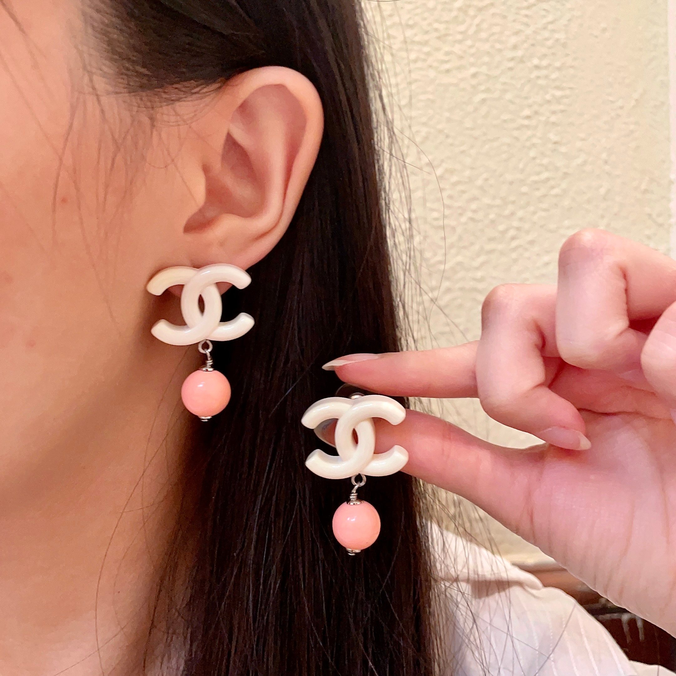 CHANEL 高仿 雙C粉色珍珠垂墜耳環 女款耳飾| 2 CHANEL 高仿 雙C粉色珍珠垂墜耳環 女款耳飾