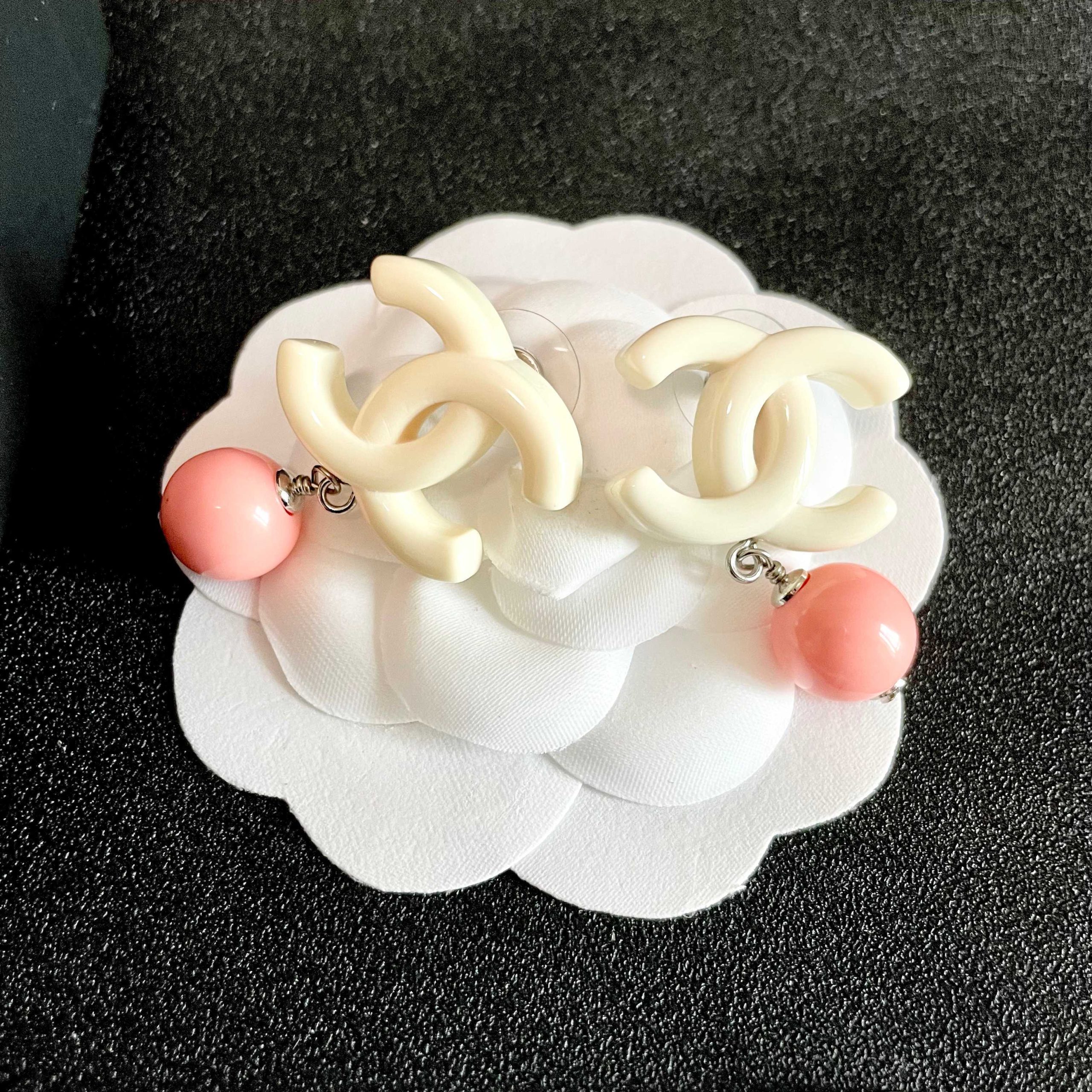 CHANEL 高仿 雙C粉色珍珠垂墜耳環 女款耳飾| 8 CHANEL 高仿 雙C粉色珍珠垂墜耳環 女款耳飾