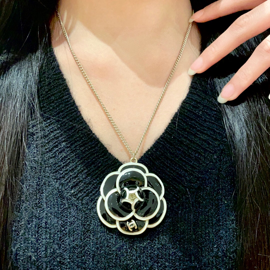 CHANEL 高仿 黑白山茶花吊墜項鍊 女款精品飾品