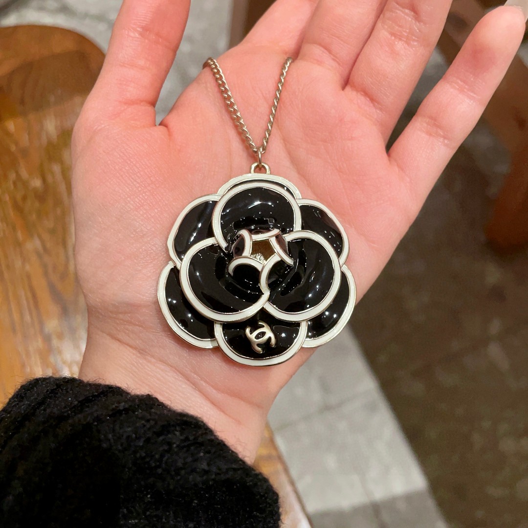 CHANEL 高仿 黑白山茶花吊墜項鍊 女款精品飾品| 12 CHANEL 高仿 黑白山茶花吊墜項鍊 女款精品飾品