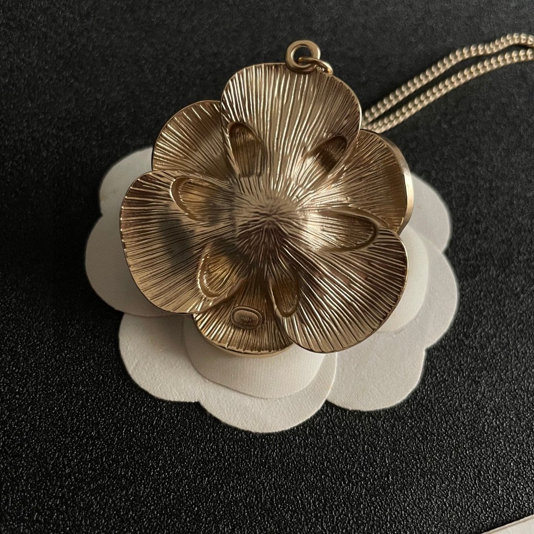 CHANEL 高仿 黑白山茶花吊墜項鍊 女款精品飾品| 8 CHANEL 高仿 黑白山茶花吊墜項鍊 女款精品飾品