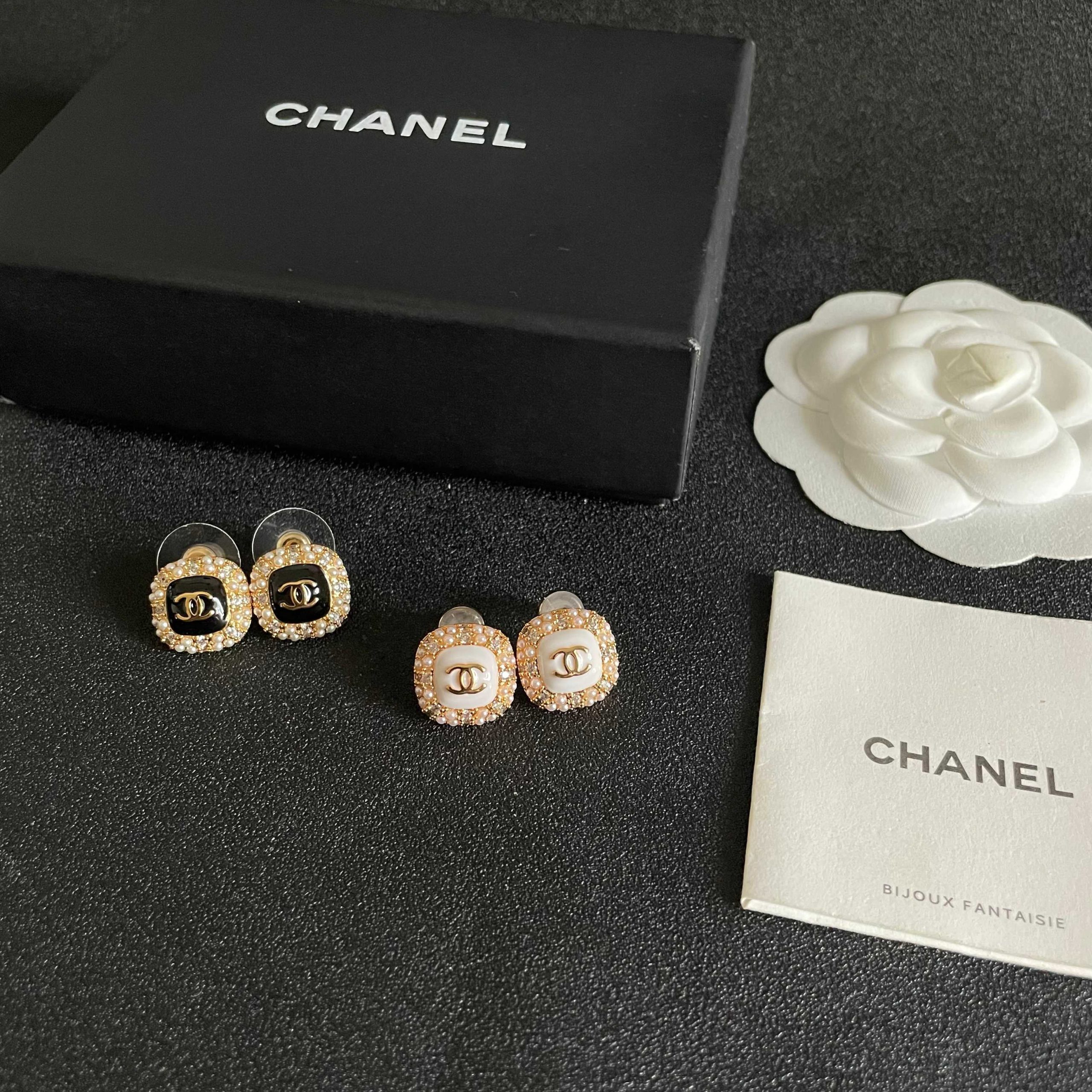 CHANEL 高仿香奈兒 雙C琺瑯珍珠白耳釘 經典Logo耳環 女款耳飾| 11 CHANEL 高仿香奈兒 雙C琺瑯珍珠白耳釘 經典Logo耳環 女款耳飾