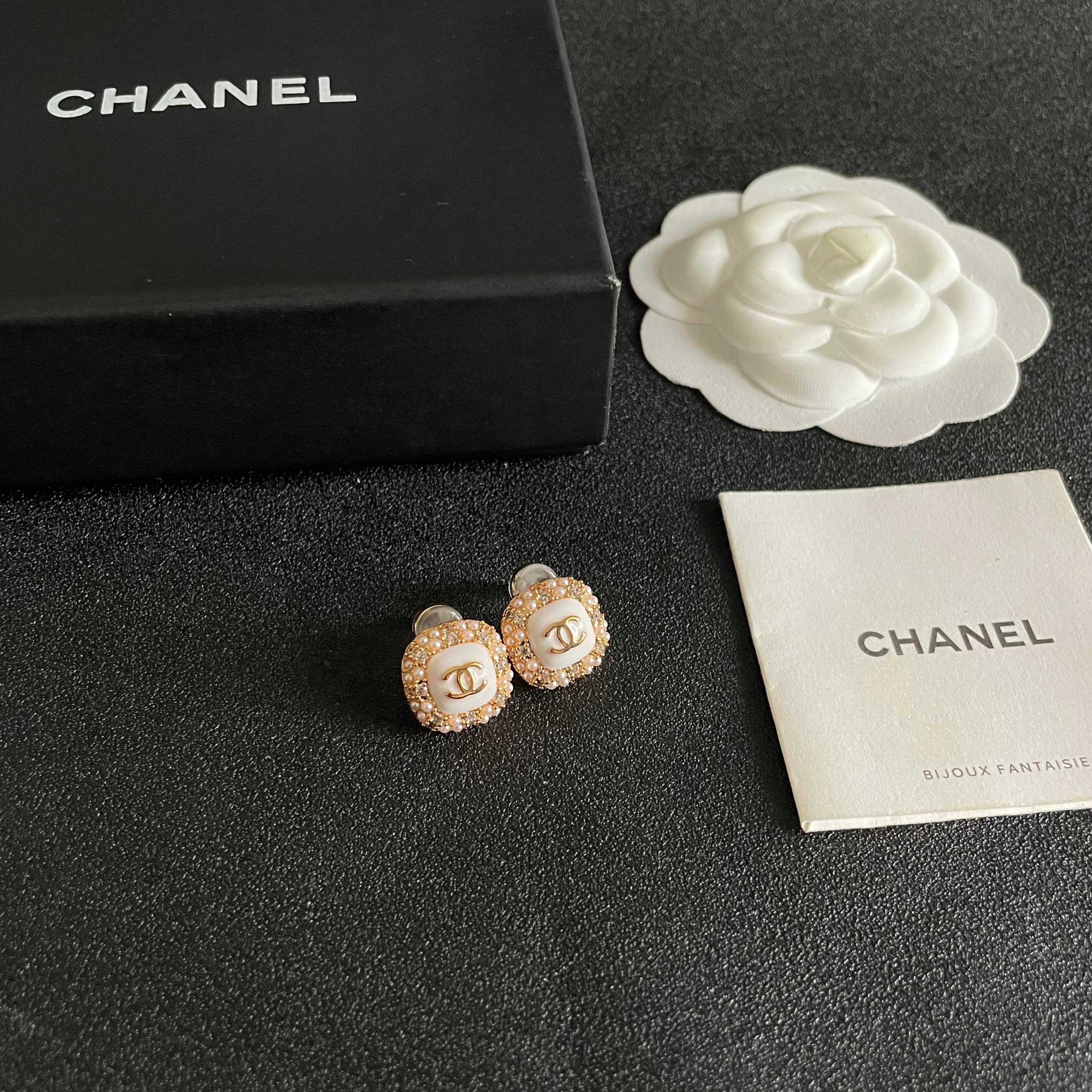 CHANEL 高仿香奈兒 雙C琺瑯珍珠白耳釘 經典Logo耳環 女款耳飾| 10 CHANEL 高仿香奈兒 雙C琺瑯珍珠白耳釘 經典Logo耳環 女款耳飾