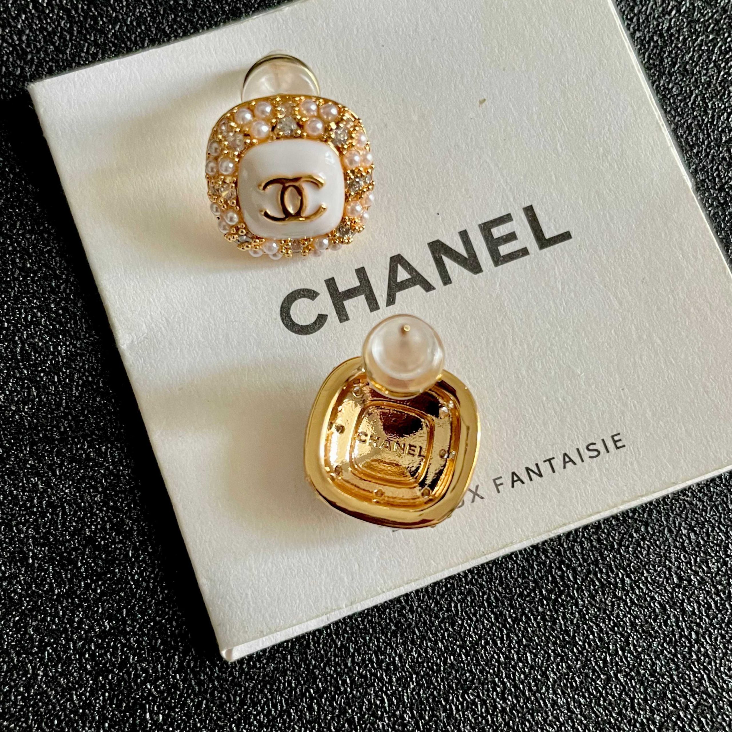CHANEL 高仿香奈兒 雙C琺瑯珍珠白耳釘 經典Logo耳環 女款耳飾| 9 CHANEL 高仿香奈兒 雙C琺瑯珍珠白耳釘 經典Logo耳環 女款耳飾