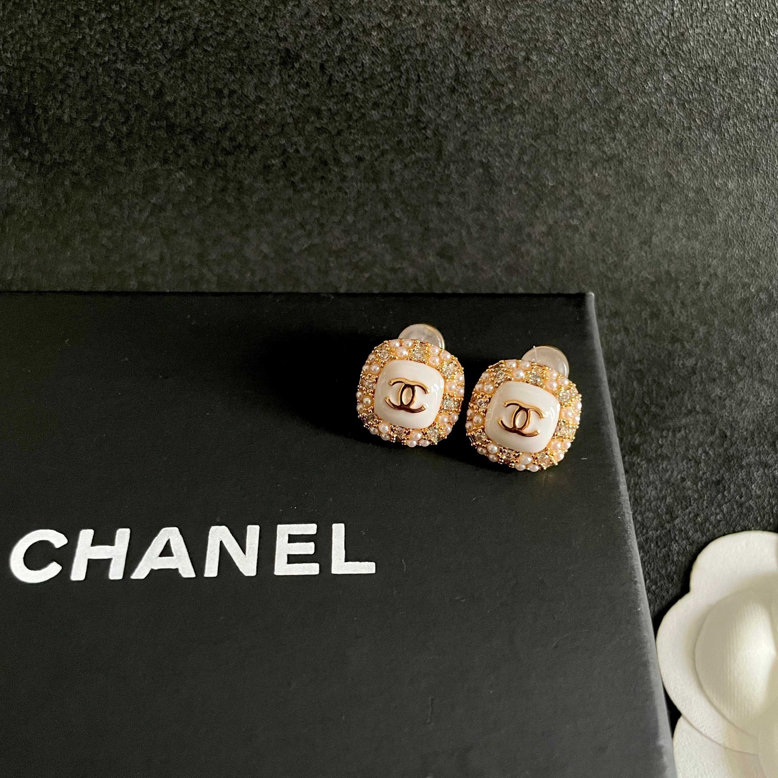 CHANEL 高仿香奈兒 雙C琺瑯珍珠白耳釘 經典Logo耳環 女款耳飾| 7 CHANEL 高仿香奈兒 雙C琺瑯珍珠白耳釘 經典Logo耳環 女款耳飾